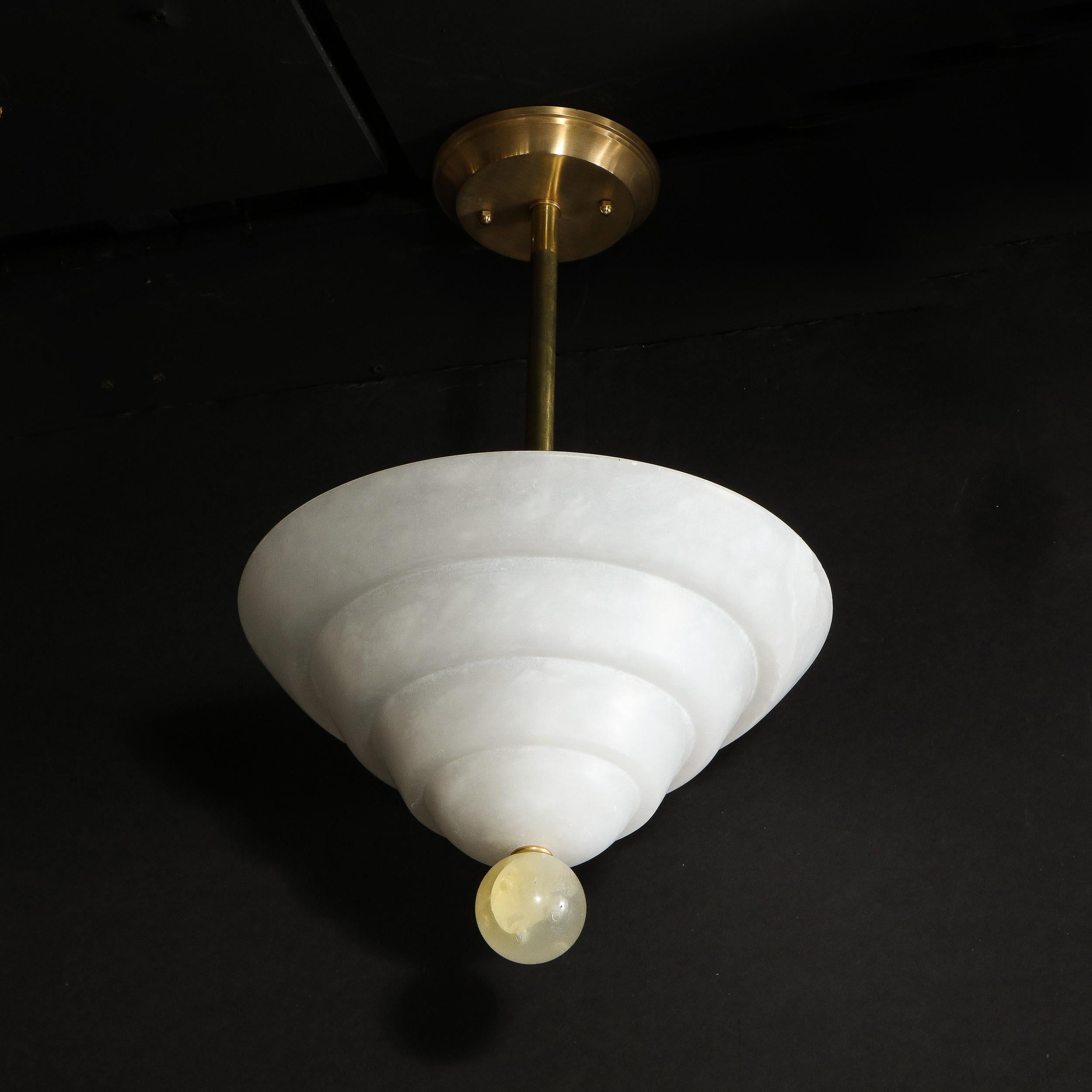 Lampadario modernista a più livelli in alabastro con terminale orbitale e raccordi in ottone 2