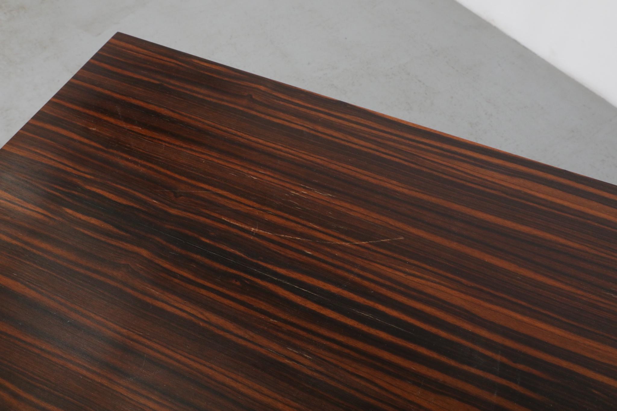 Modernistischer Tisch aus Tigerholzfurnier mit Furnierplatte und schwarzem Metallrahmen im Angebot 5