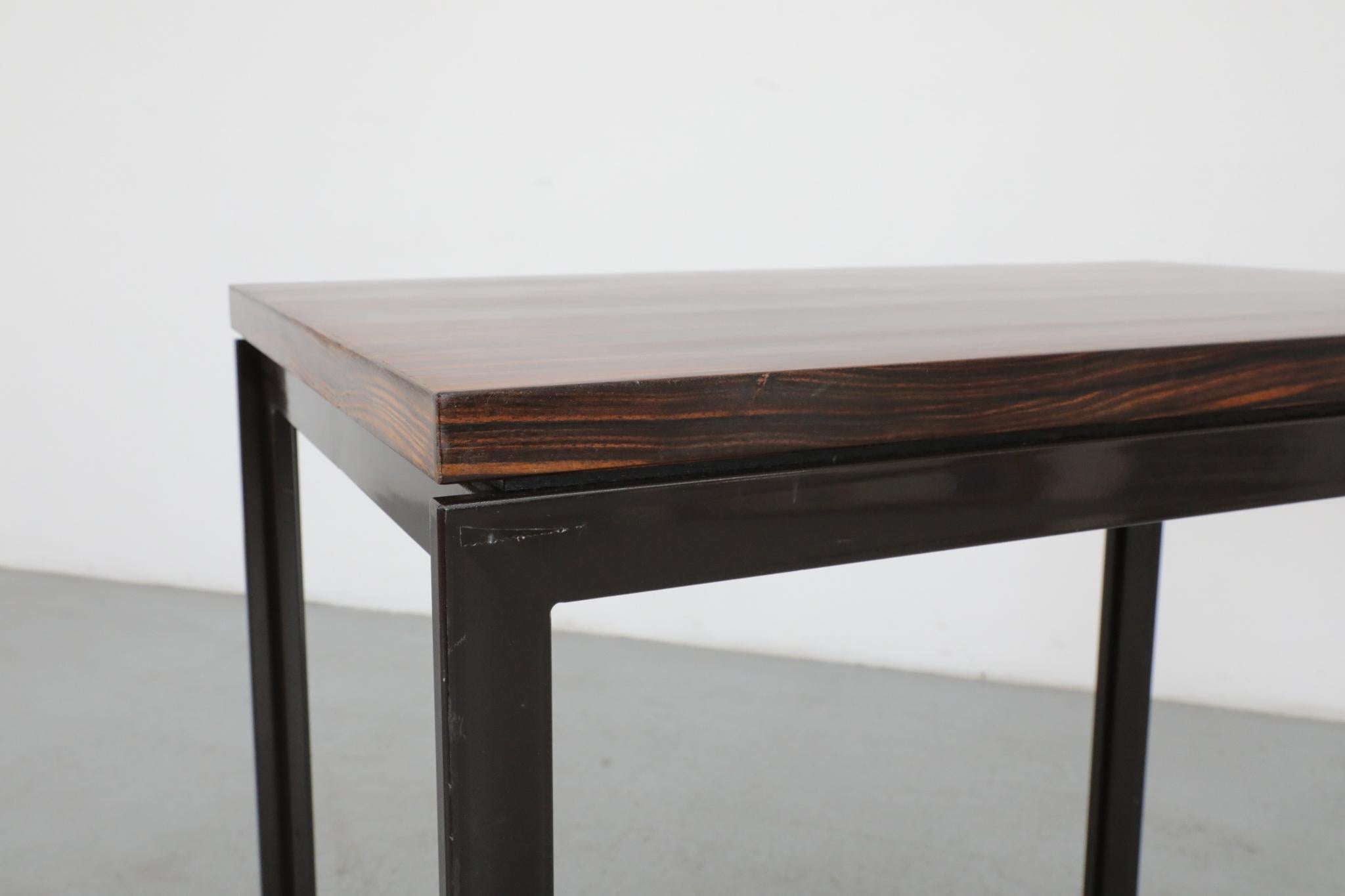 Modernistischer Tisch aus Tigerholzfurnier mit Furnierplatte und schwarzem Metallrahmen im Angebot 6
