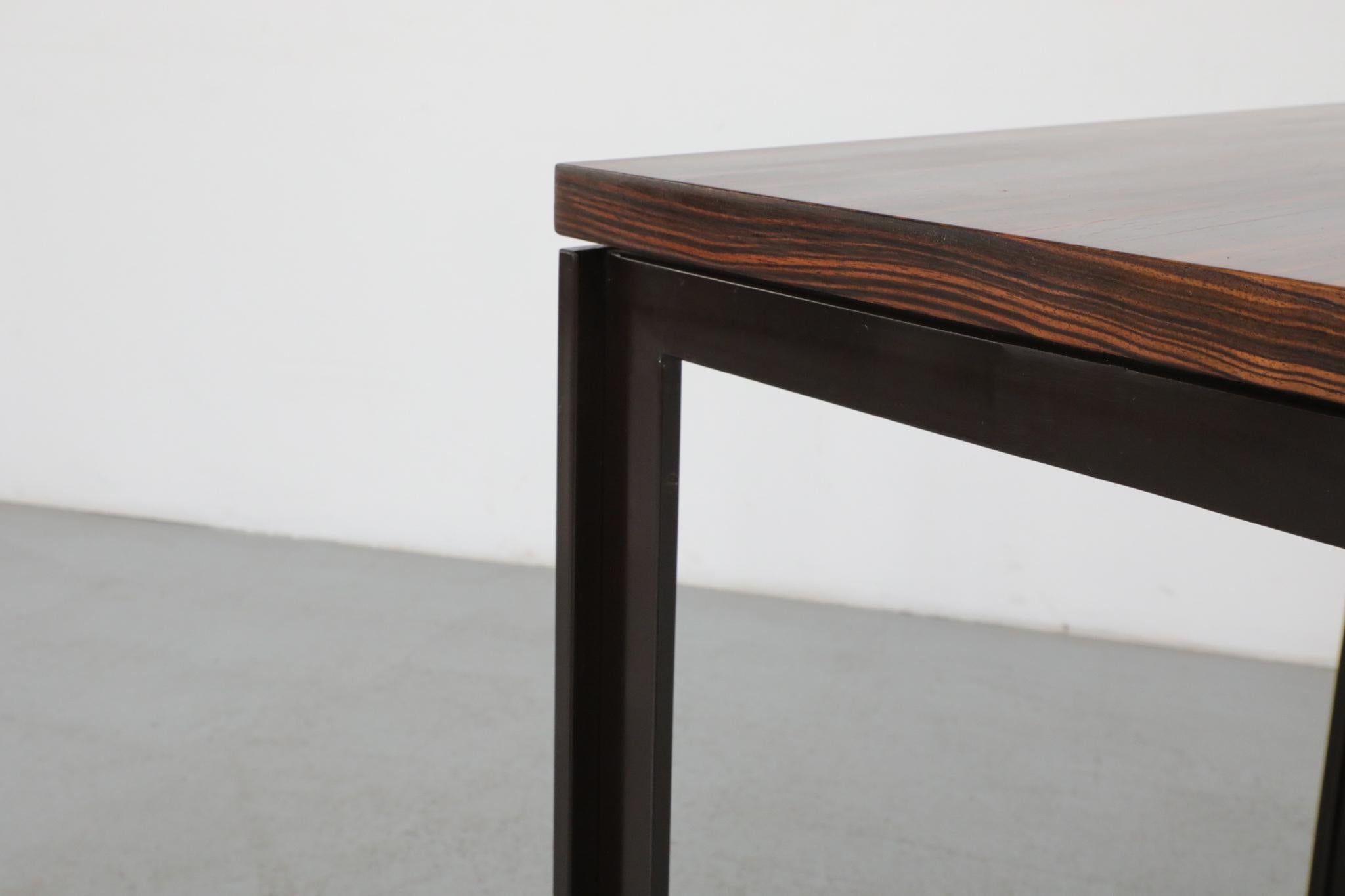 Modernistischer Tisch aus Tigerholzfurnier mit Furnierplatte und schwarzem Metallrahmen im Angebot 7
