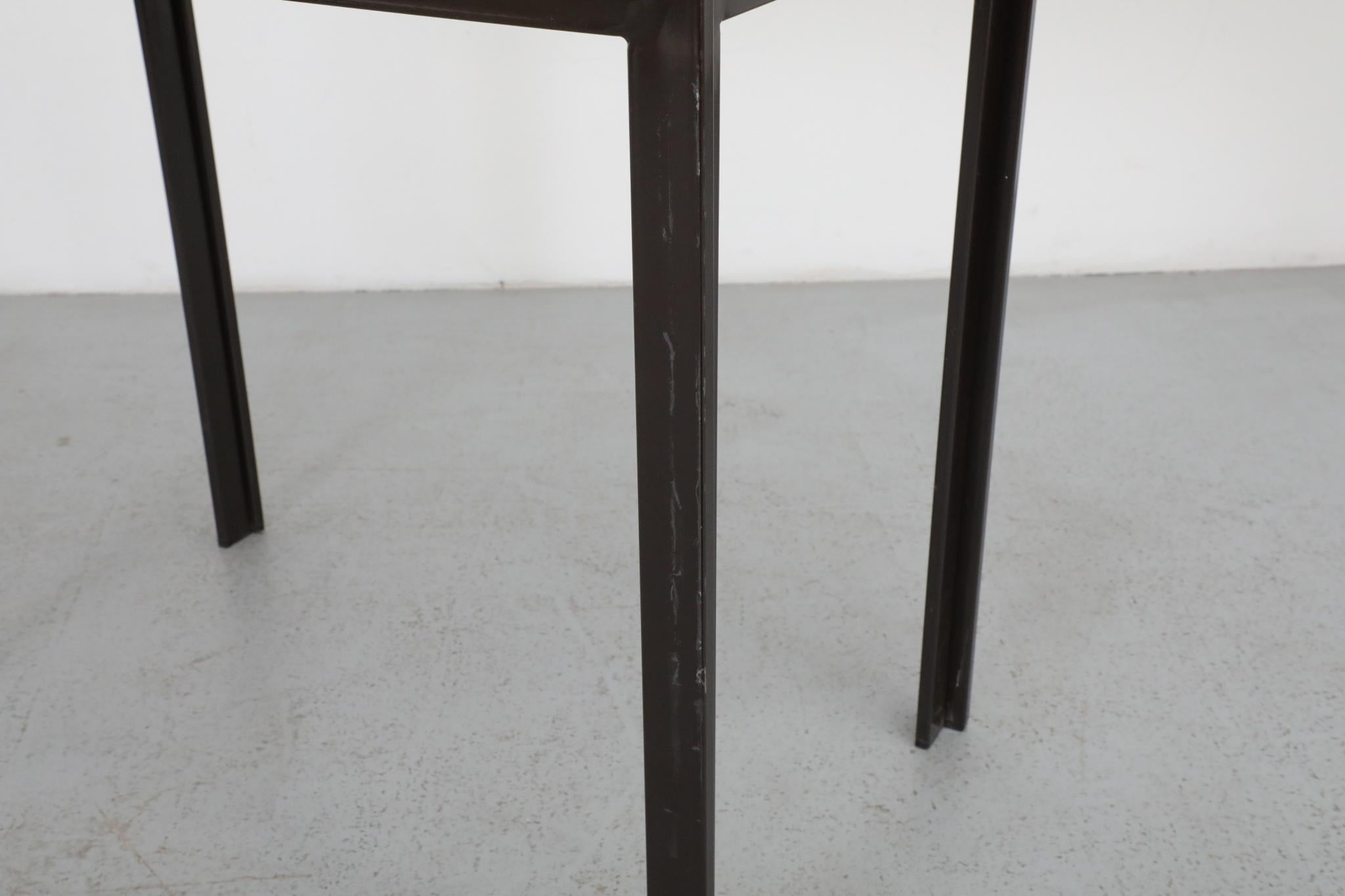 Modernistischer Tisch aus Tigerholzfurnier mit Furnierplatte und schwarzem Metallrahmen im Angebot 8