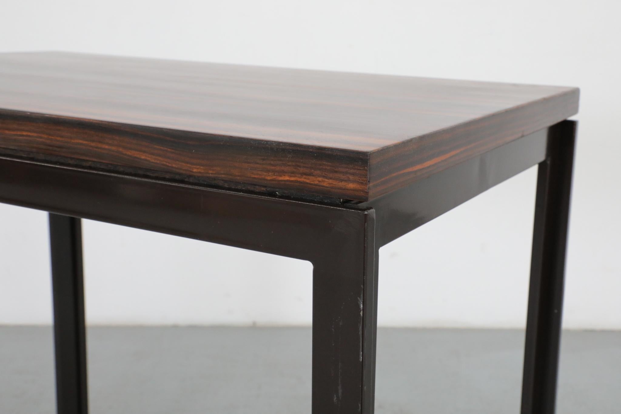 Modernistischer Tisch aus Tigerholzfurnier mit Furnierplatte und schwarzem Metallrahmen im Angebot 9