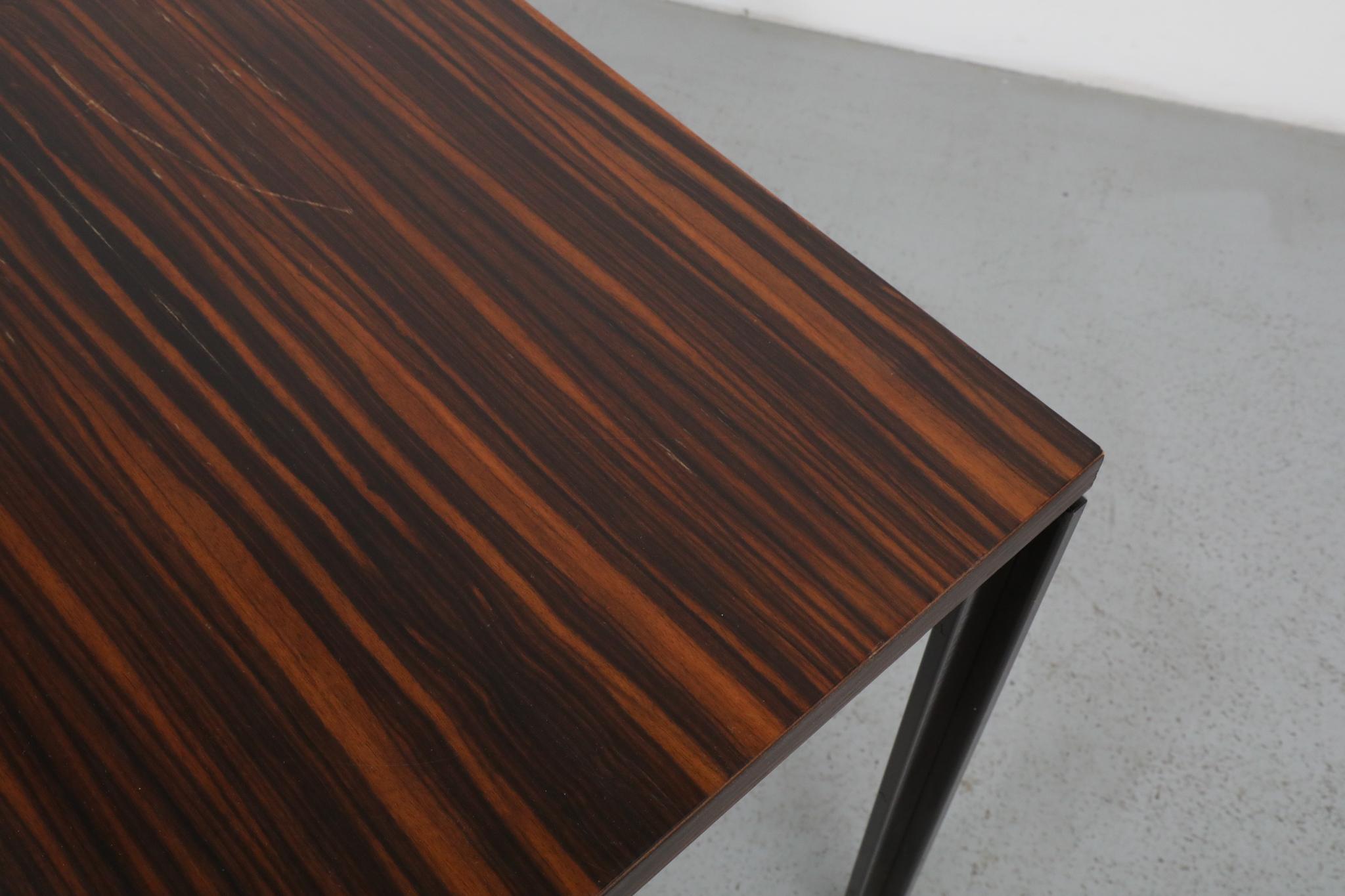 Modernistischer Tisch aus Tigerholzfurnier mit Furnierplatte und schwarzem Metallrahmen im Angebot 10