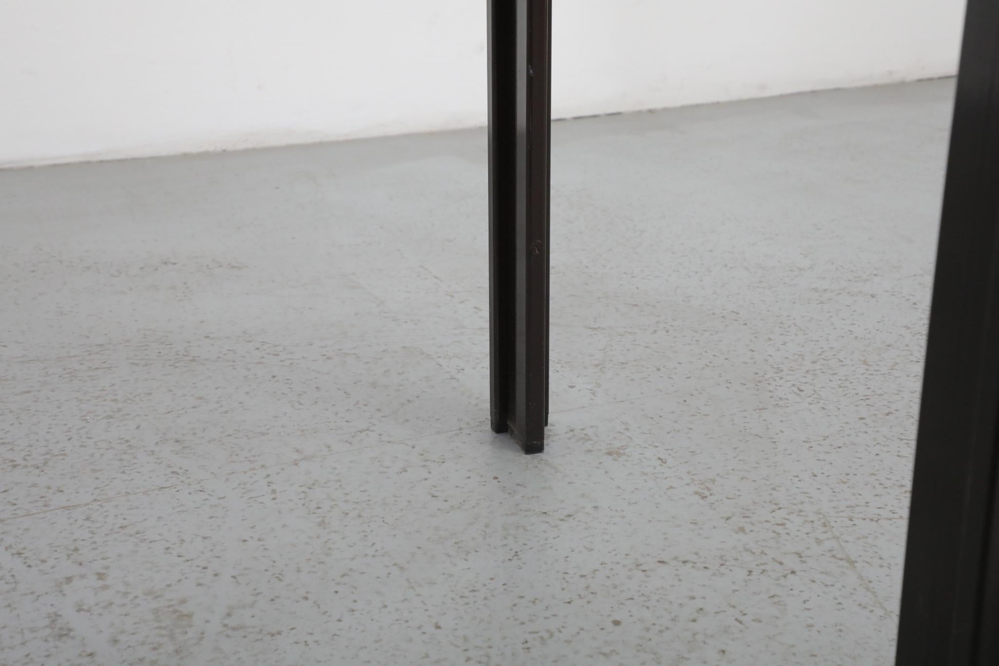 Modernistischer Tisch aus Tigerholzfurnier mit Furnierplatte und schwarzem Metallrahmen im Angebot 13