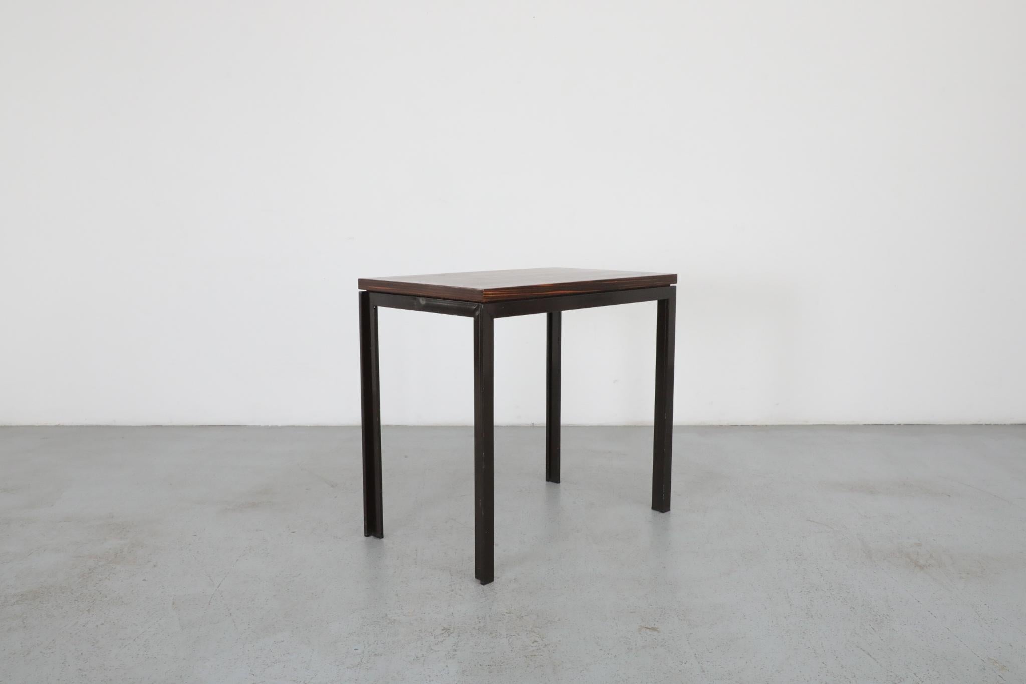 Modernistischer Tisch mit Metallgestell und Platte aus Makassar-Ebenholzfurnier mit Tigerstreifen. Großartiger kleiner Schreibtisch, Eingangs- oder Küchentisch mit dramatischer Ausstrahlung. Im Originalzustand mit alters- und gebrauchsbedingten