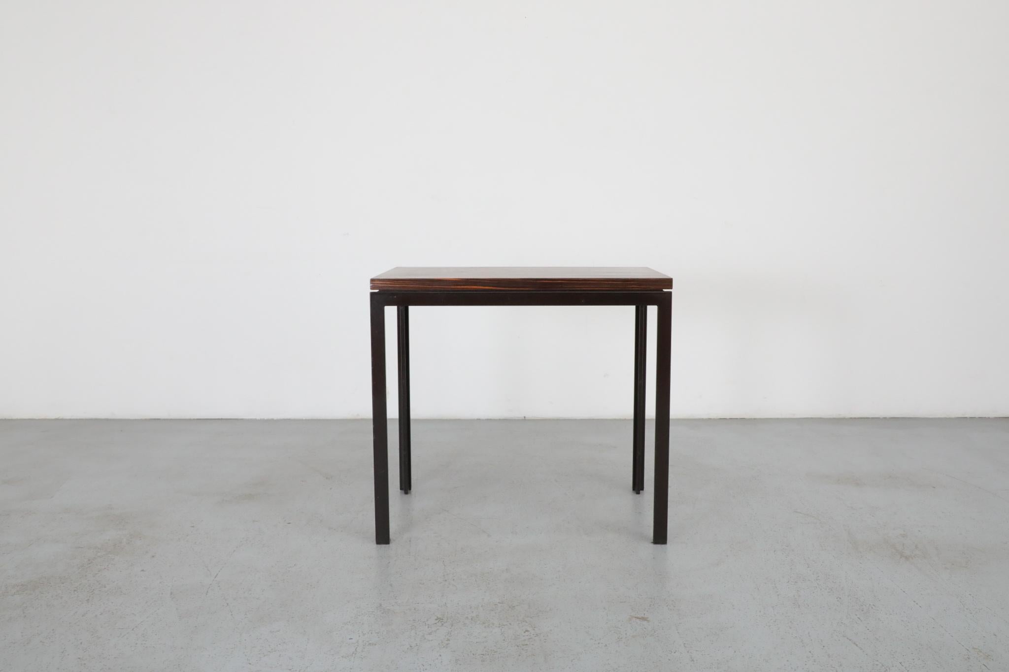 Modernistischer Tisch aus Tigerholzfurnier mit Furnierplatte und schwarzem Metallrahmen (Moderne der Mitte des Jahrhunderts) im Angebot