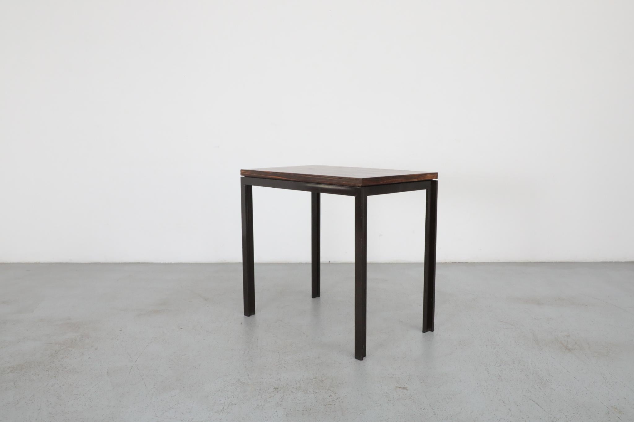 Modernistischer Tisch aus Tigerholzfurnier mit Furnierplatte und schwarzem Metallrahmen (Niederländisch) im Angebot