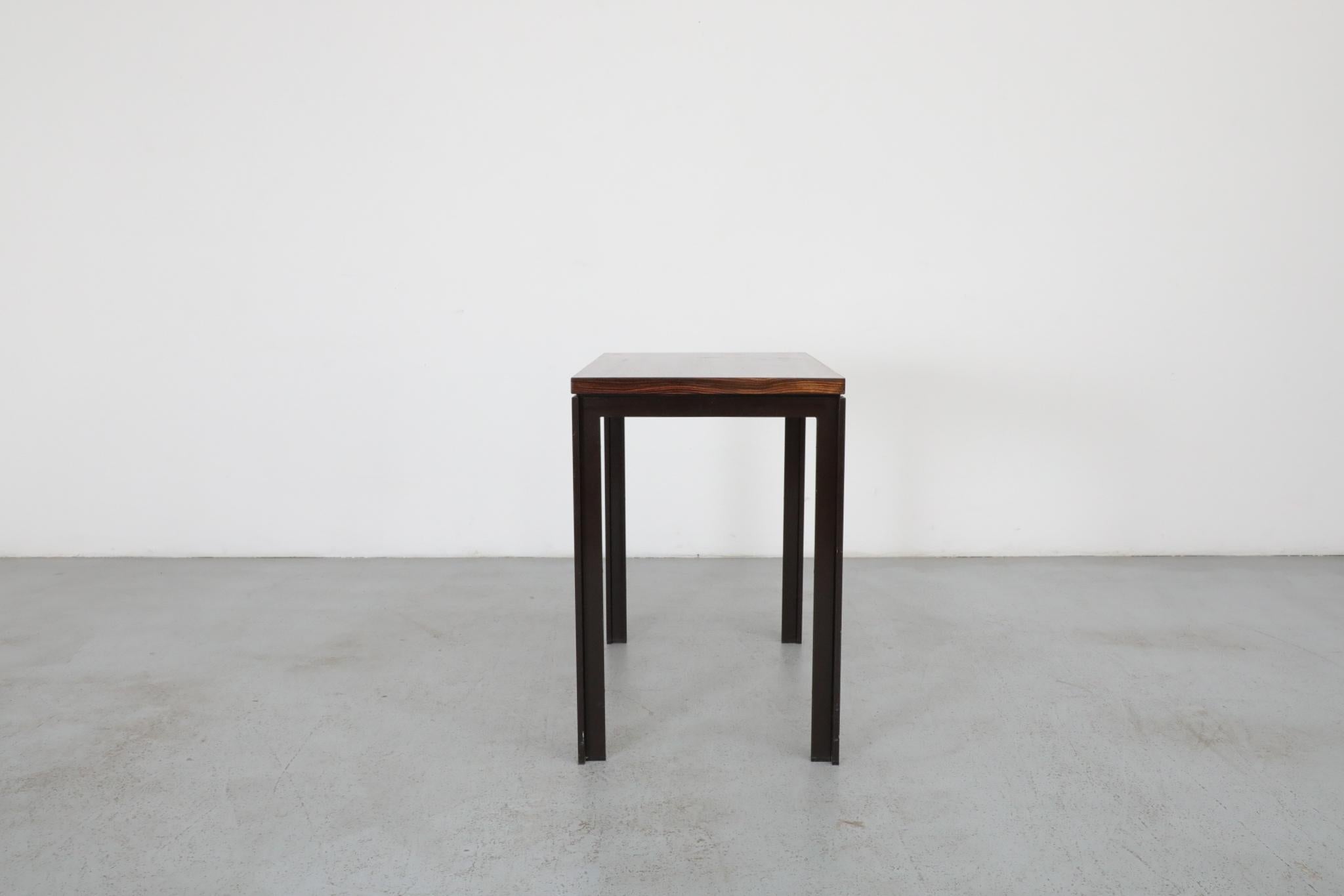 Modernistischer Tisch aus Tigerholzfurnier mit Furnierplatte und schwarzem Metallrahmen im Zustand „Gut“ im Angebot in Los Angeles, CA