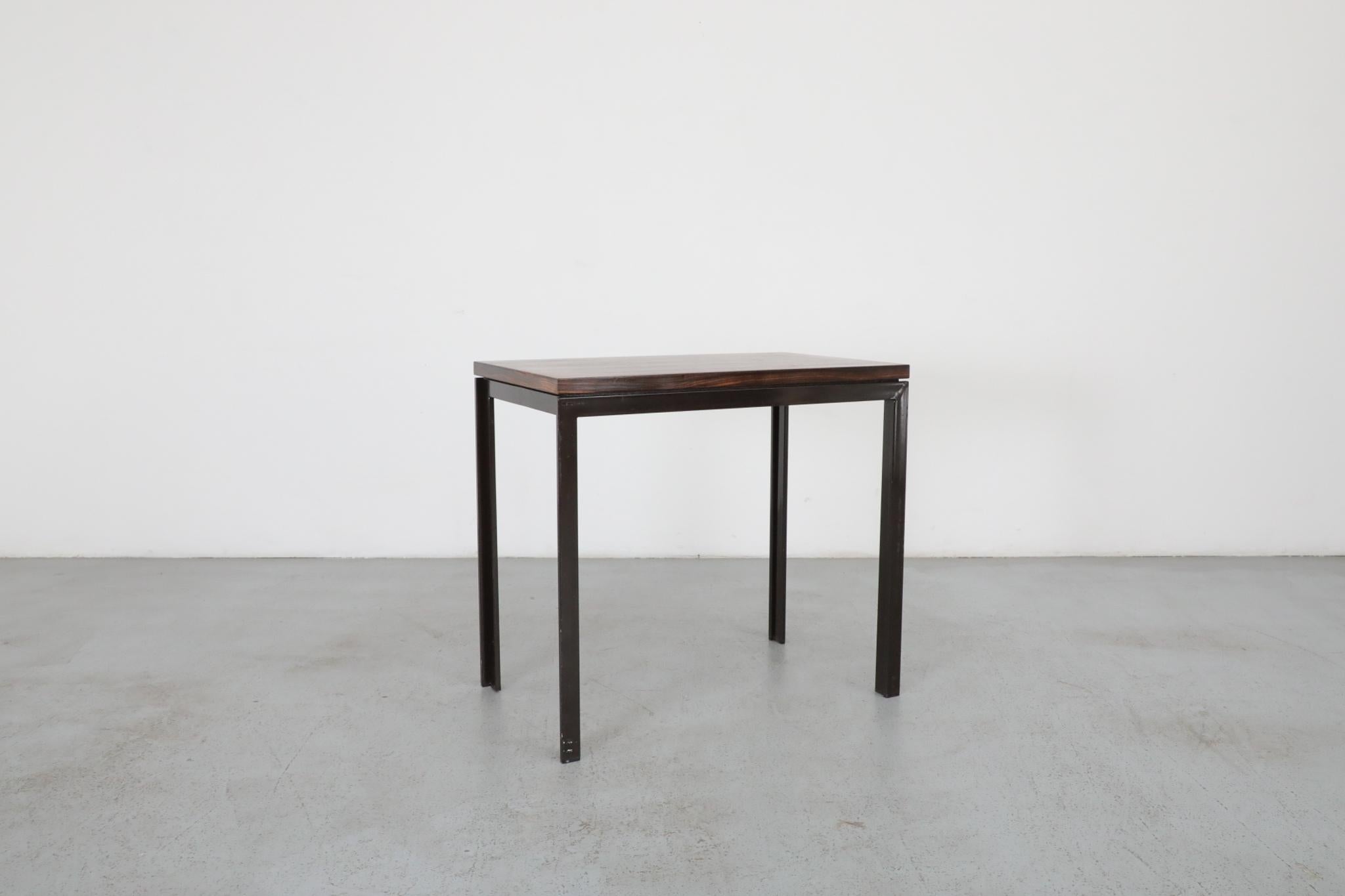 Modernistischer Tisch aus Tigerholzfurnier mit Furnierplatte und schwarzem Metallrahmen (Ende des 20. Jahrhunderts) im Angebot