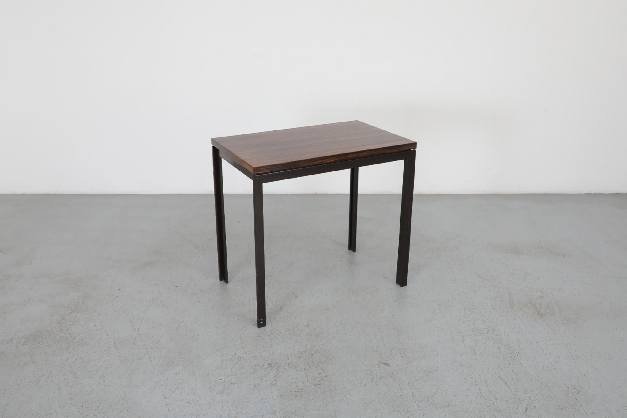 Modernistischer Tisch aus Tigerholzfurnier mit Furnierplatte und schwarzem Metallrahmen im Angebot 1