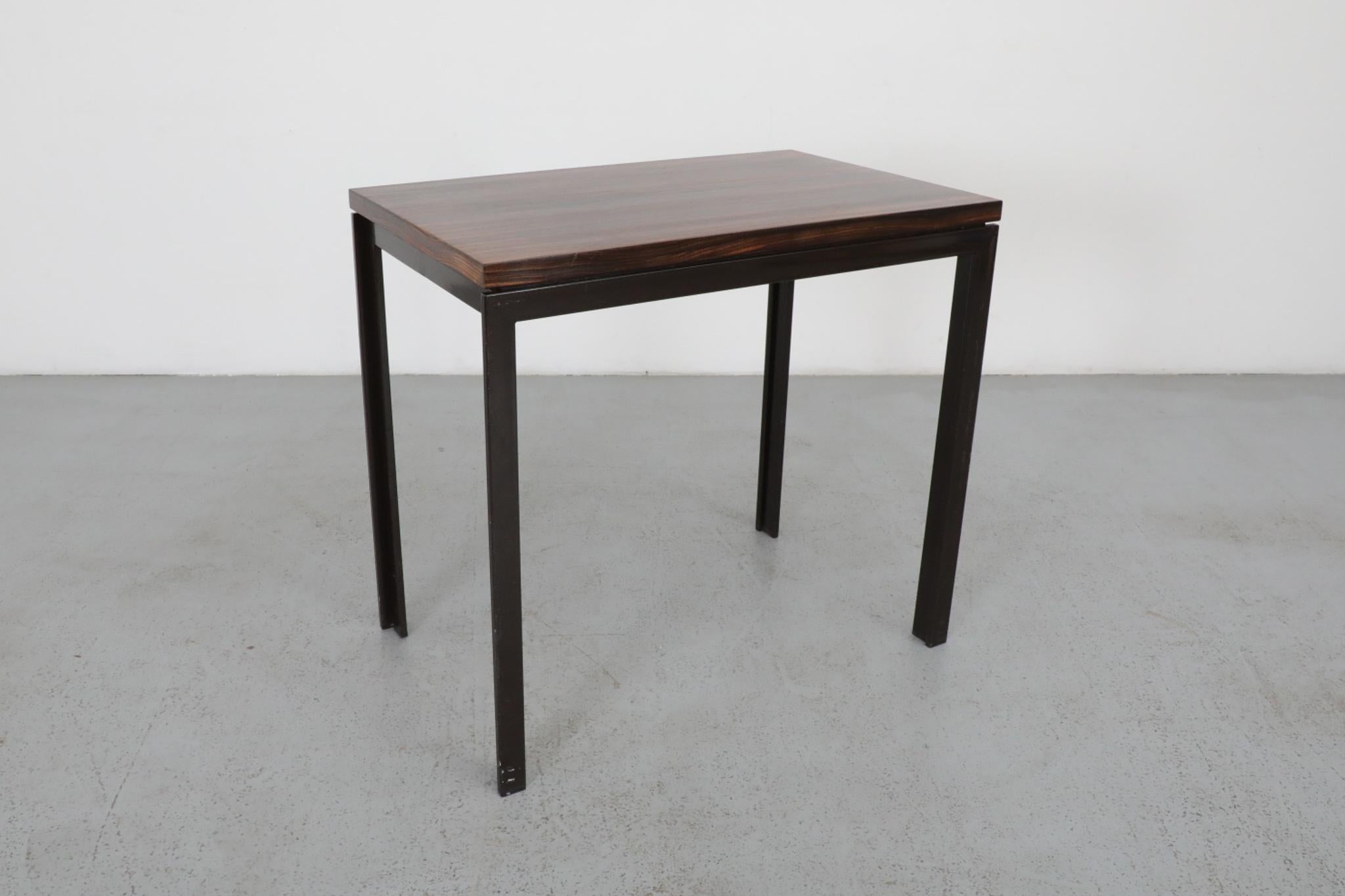 Modernistischer Tisch aus Tigerholzfurnier mit Furnierplatte und schwarzem Metallrahmen im Angebot 2