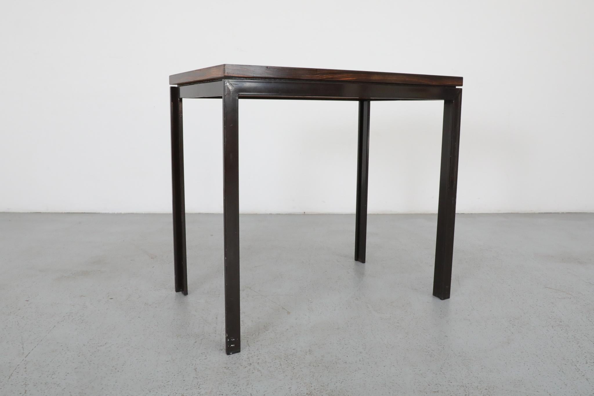 Modernistischer Tisch aus Tigerholzfurnier mit Furnierplatte und schwarzem Metallrahmen im Angebot 3