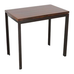 Table moderniste à plateau en placage de bois de tigre et cadre en métal noir
