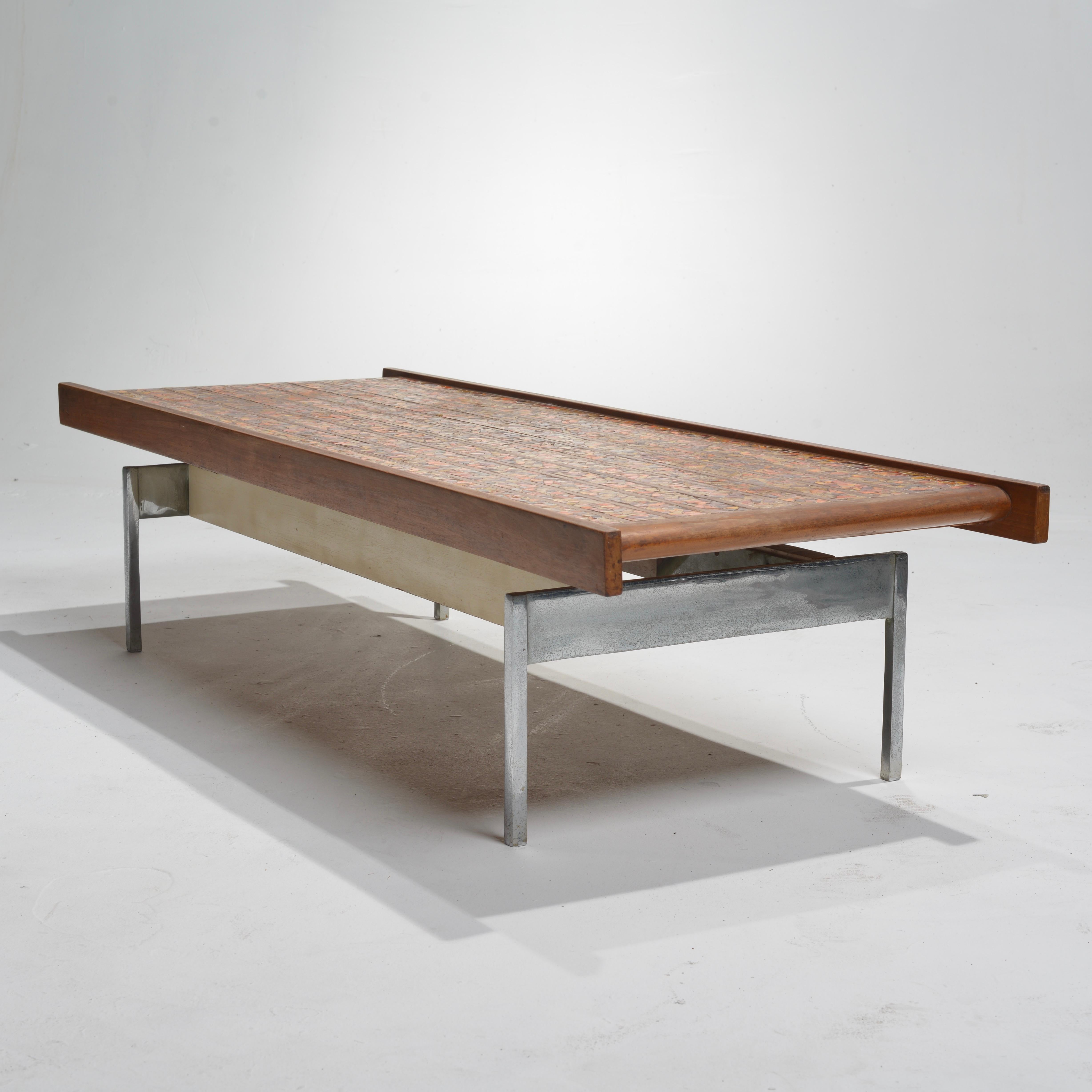 Il s'agit d'une étonnante table basse moderniste en mosaïque de carreaux, fabriquée dans les années 1960.   Exposé dans notre salle d'exposition de Los Angeles.  