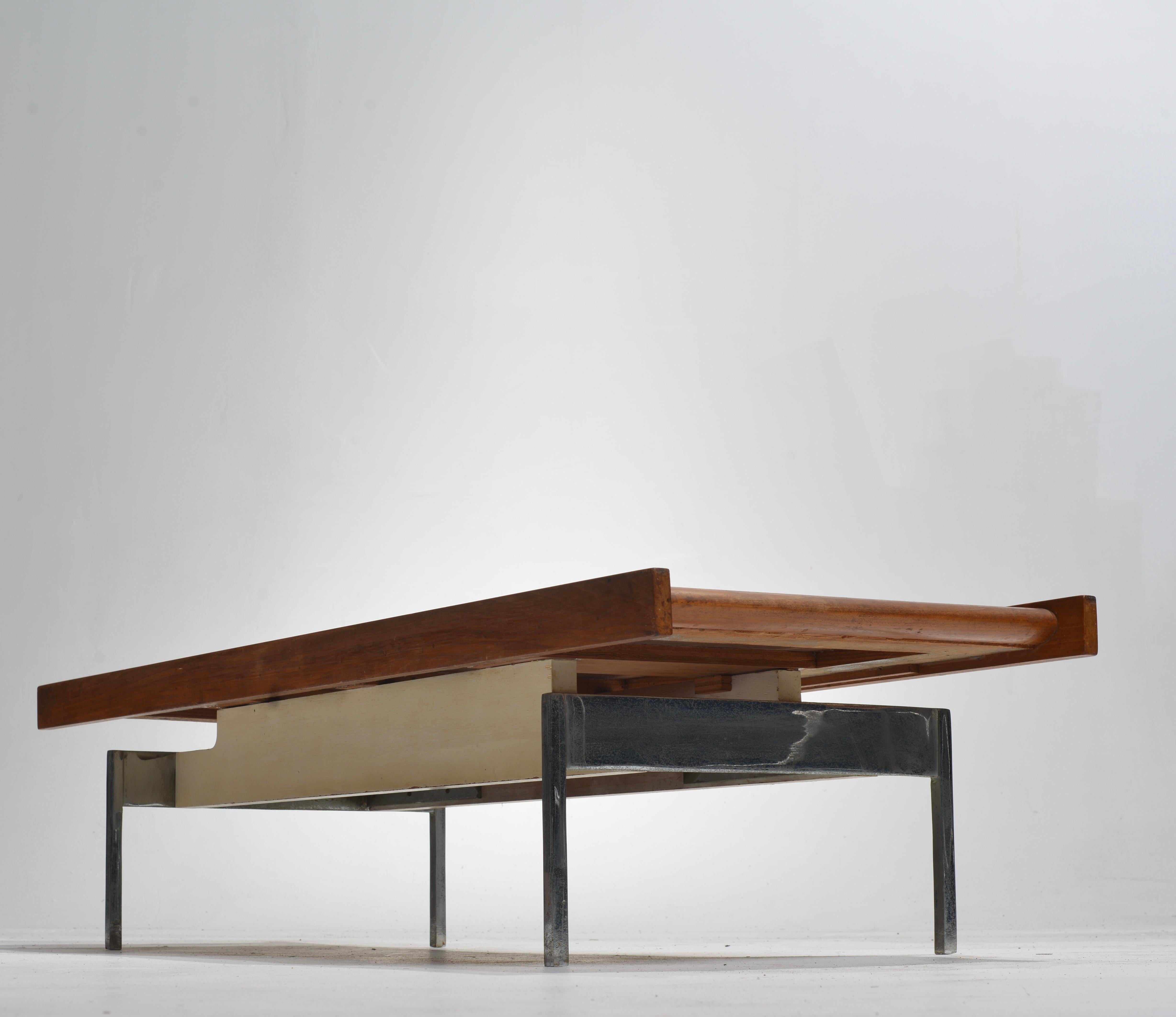 Mid-Century Modern Table basse rectangulaire moderniste en tuiles, Wood Wood et chrome en vente