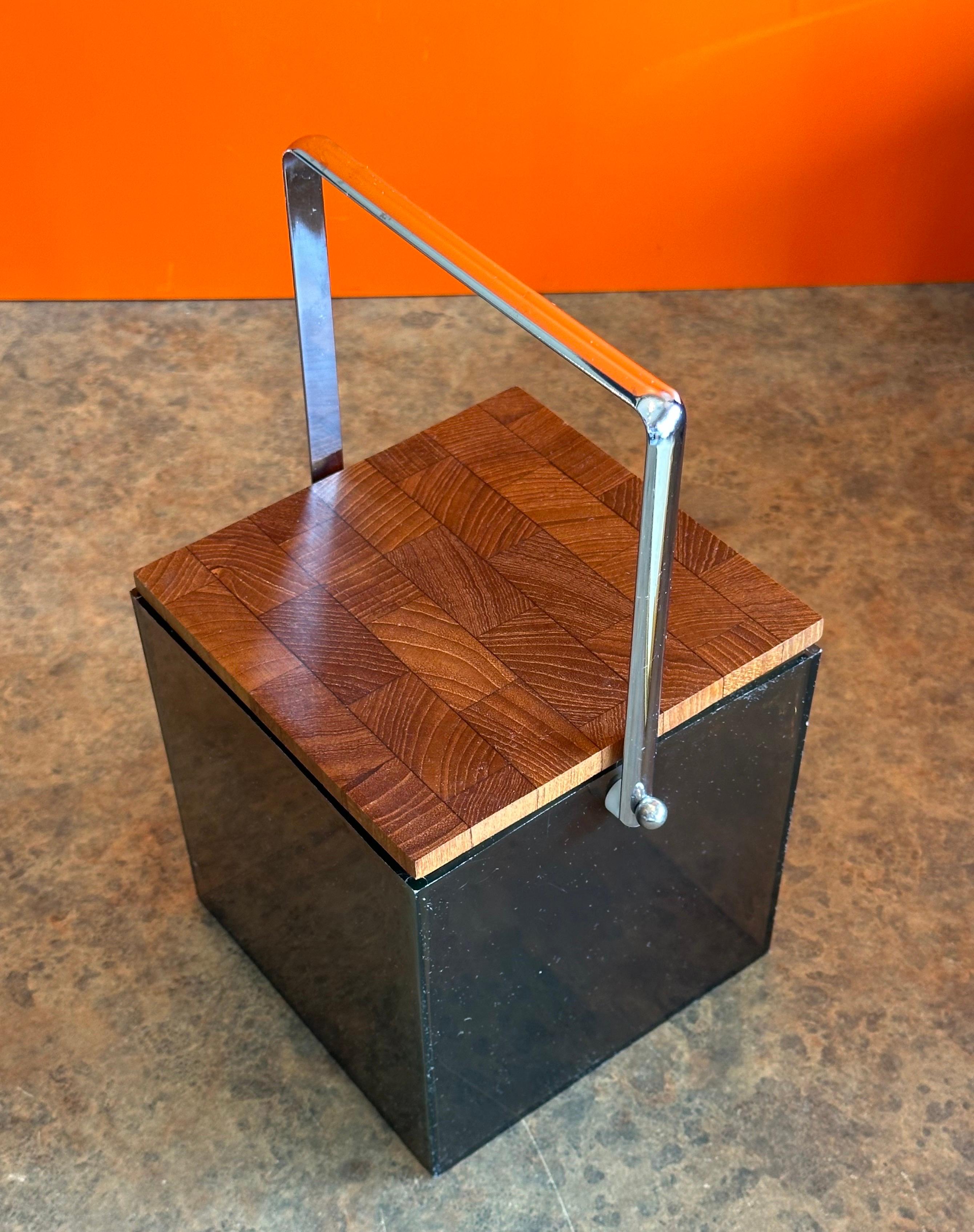 Secchiello per ghiaccio modernista in acrilico colorato e teak con manico cromato di Atapco in vendita 5