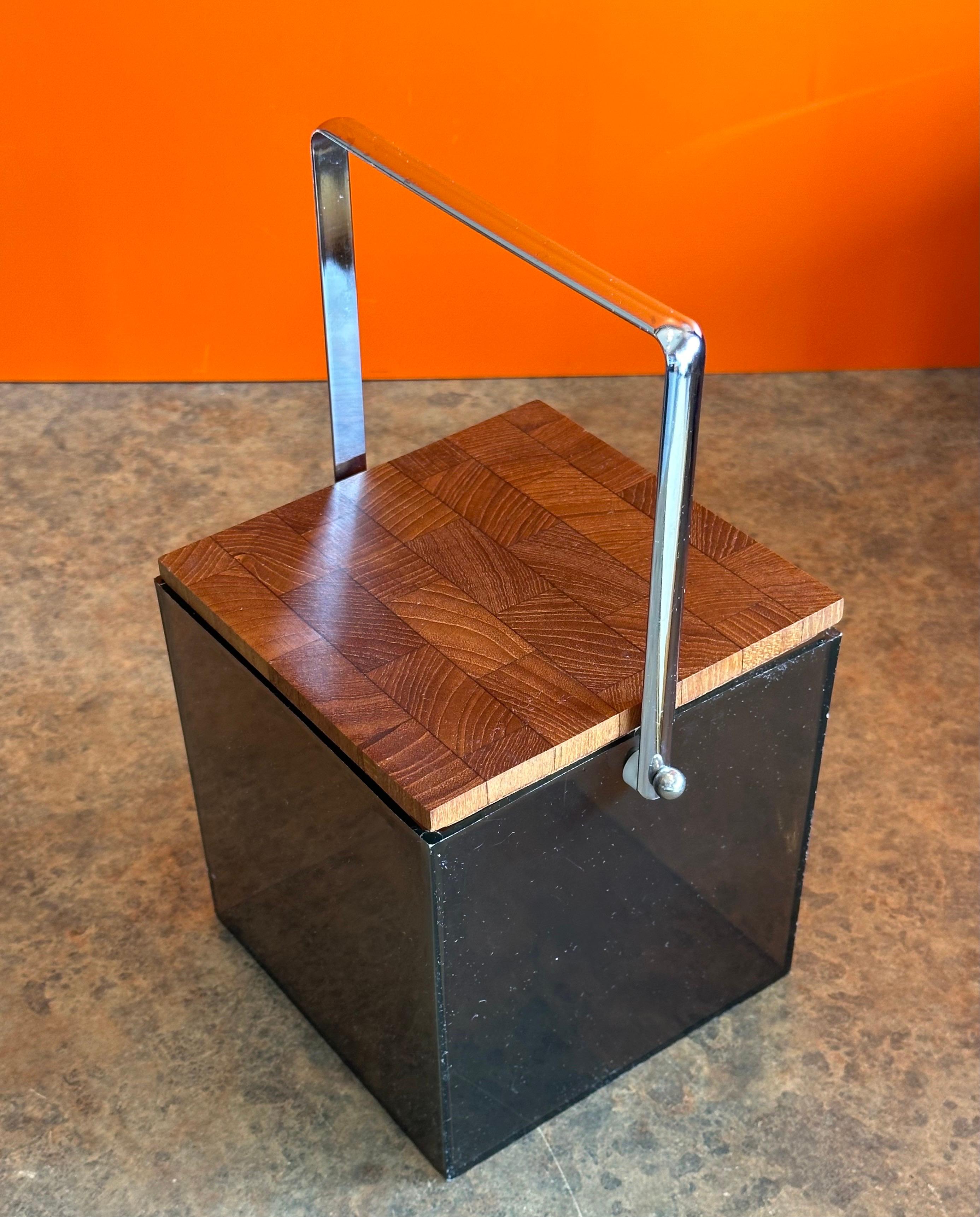 Mid-Century moderno Secchiello per ghiaccio modernista in acrilico colorato e teak con manico cromato di Atapco in vendita