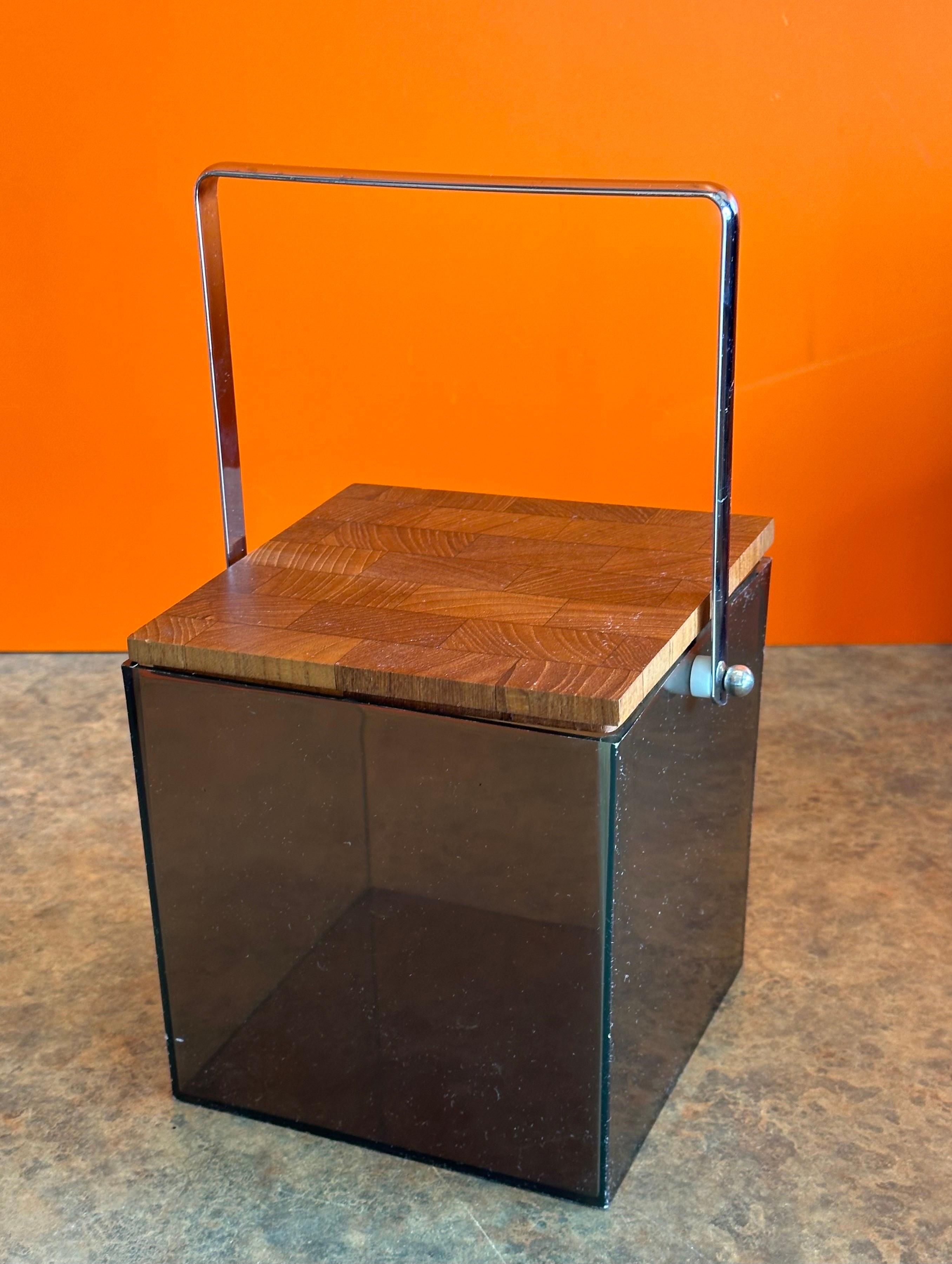 Secchiello per ghiaccio modernista in acrilico colorato e teak con manico cromato di Atapco In condizioni buone in vendita a San Diego, CA