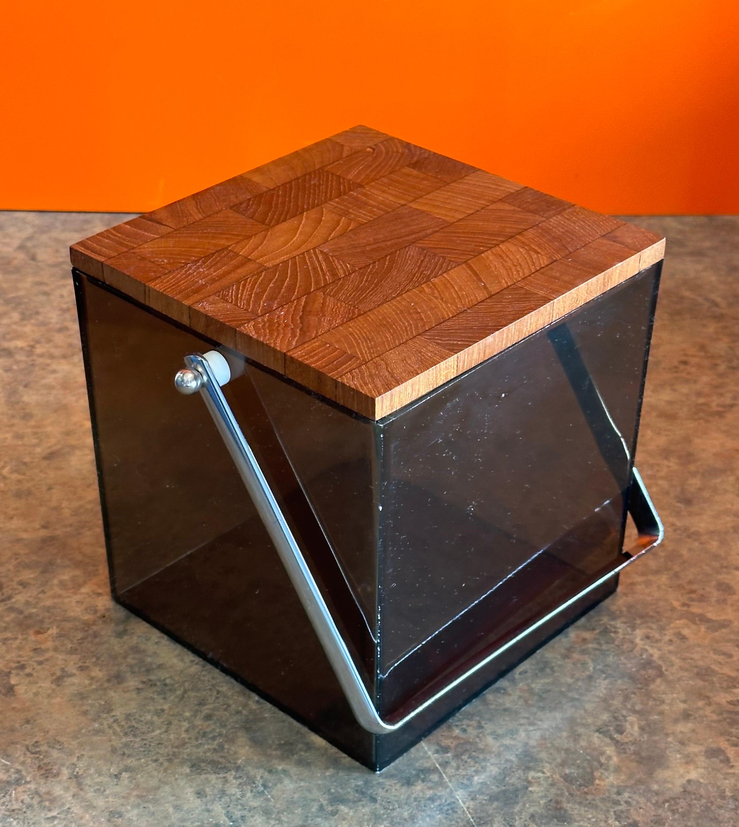 XX secolo Secchiello per ghiaccio modernista in acrilico colorato e teak con manico cromato di Atapco in vendita