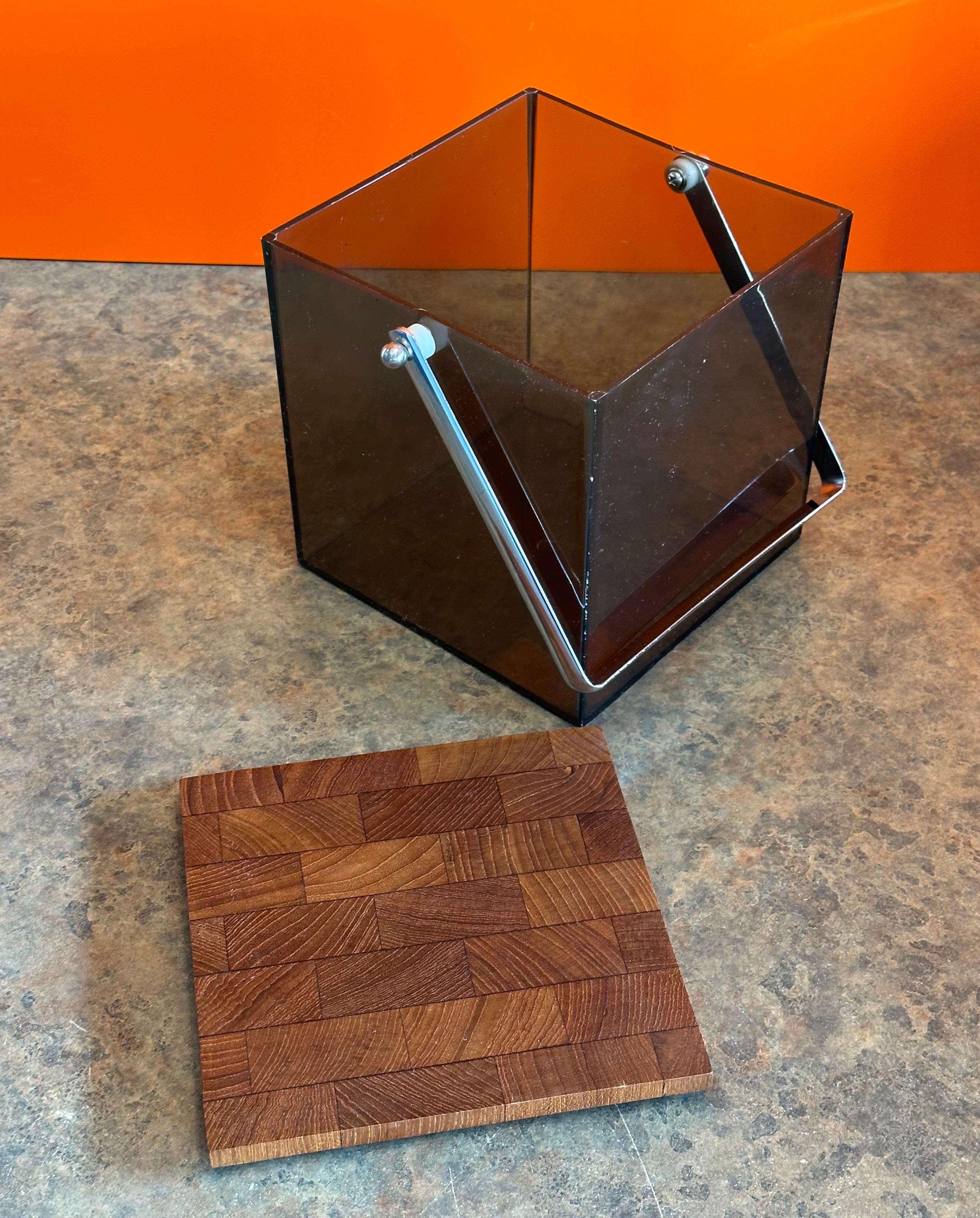 Teak Secchiello per ghiaccio modernista in acrilico colorato e teak con manico cromato di Atapco in vendita