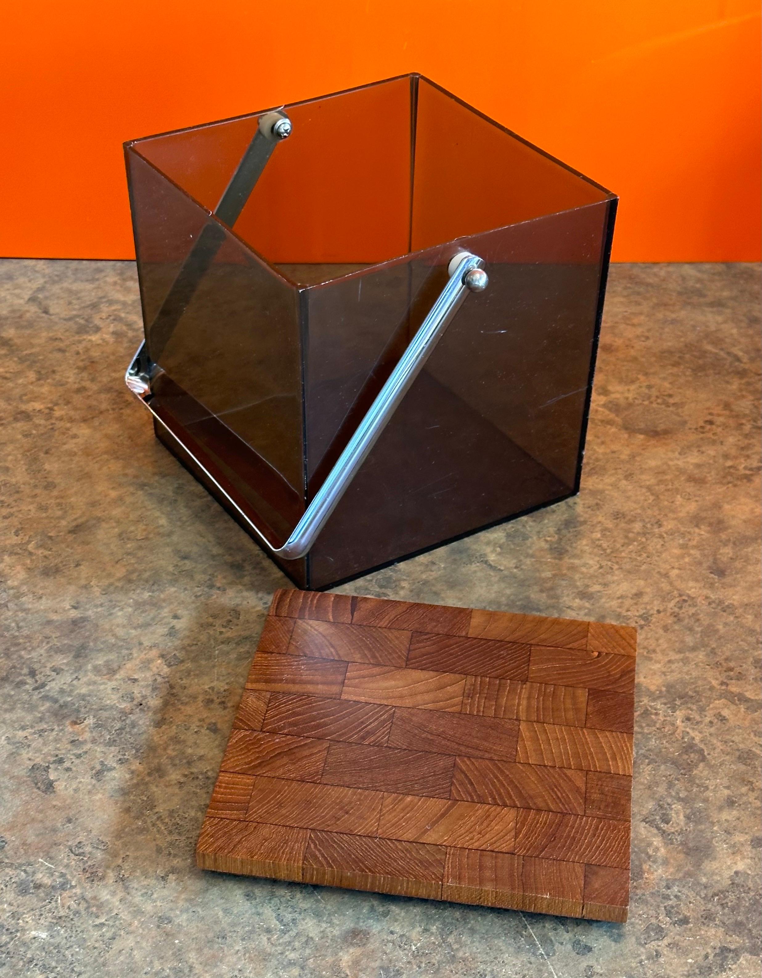 Secchiello per ghiaccio modernista in acrilico colorato e teak con manico cromato di Atapco in vendita 1