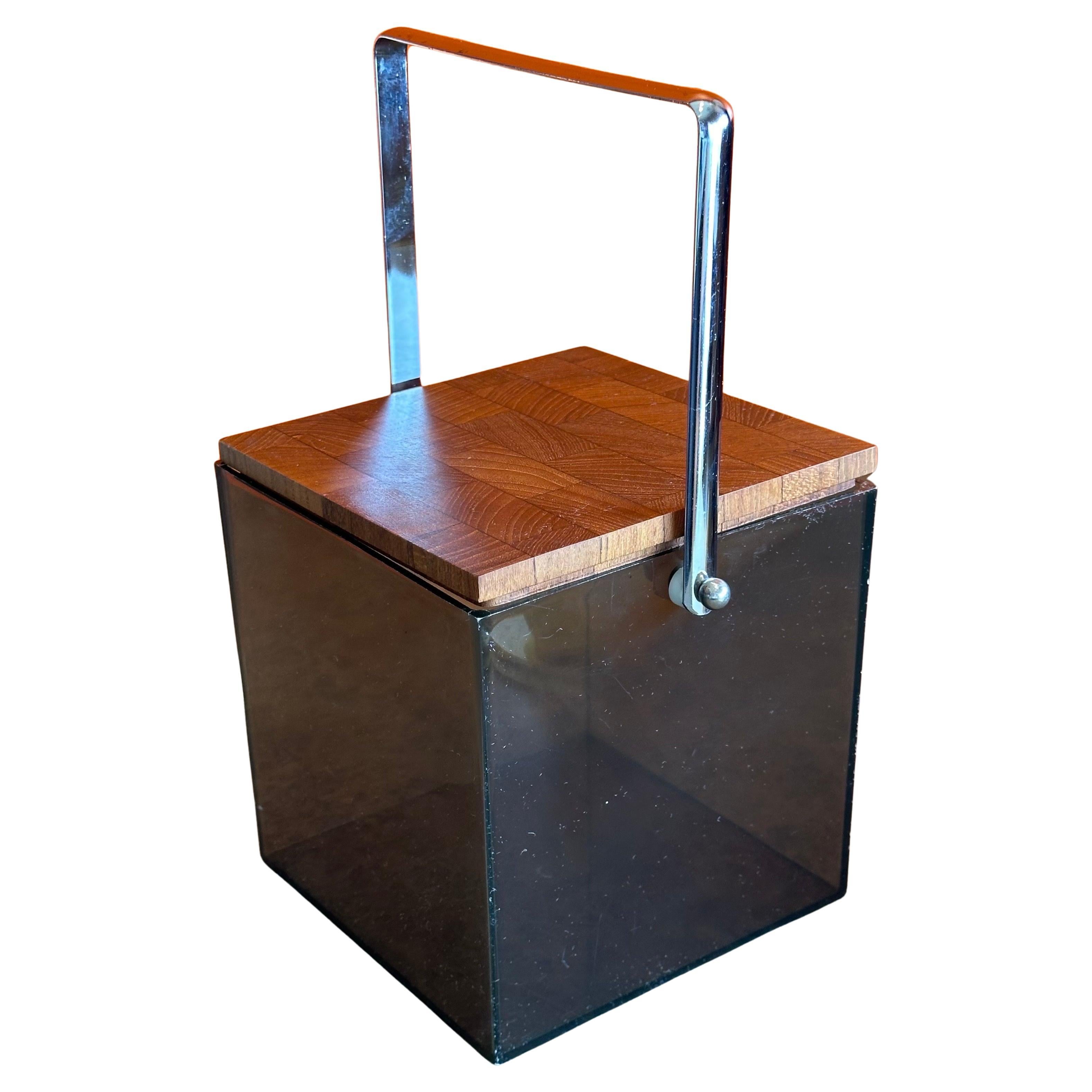 Secchiello per ghiaccio modernista in acrilico colorato e teak con manico cromato di Atapco in vendita