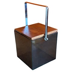 Secchiello per ghiaccio modernista in acrilico colorato e teak con manico cromato di Atapco