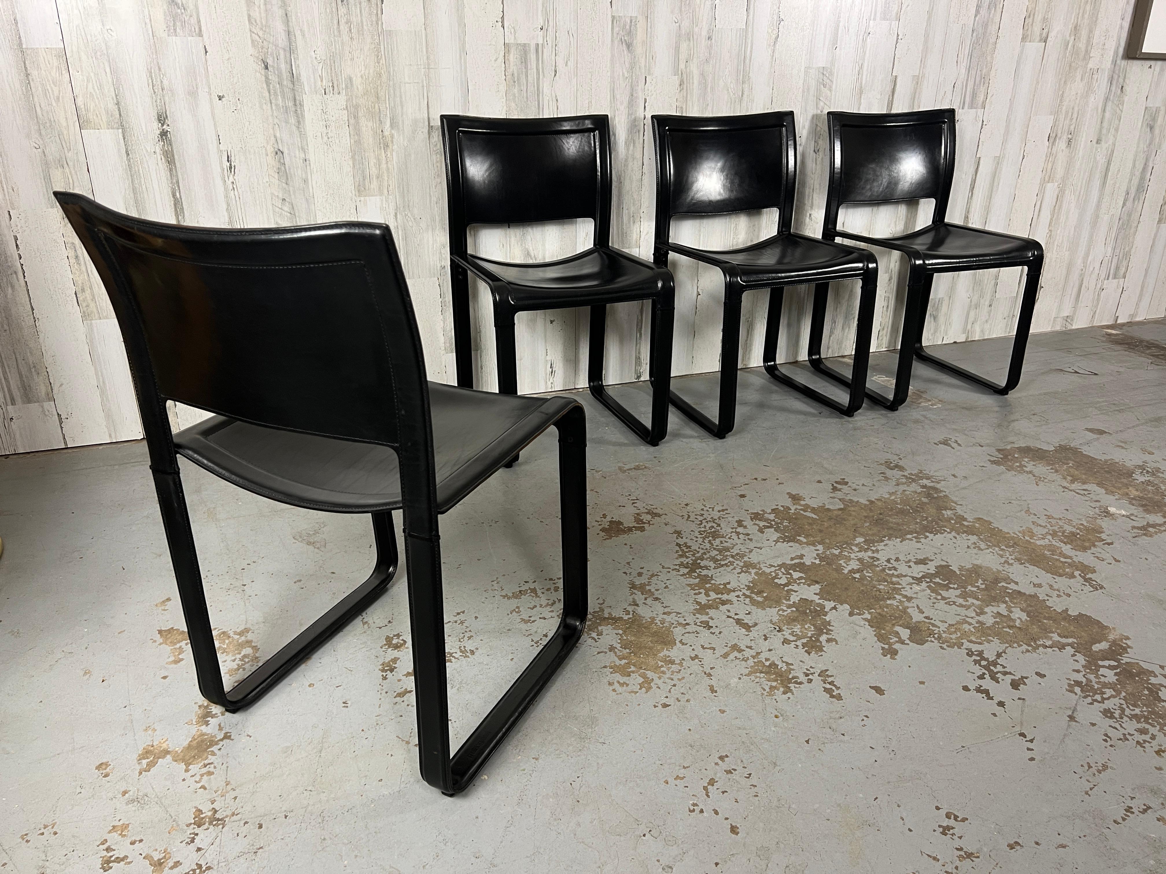 Ensemble de quatre chaises de salle à manger enveloppées de cuir et surpiquées par Matteo Grassi
Matteo Grassi est un designer et fabricant de meubles italien connu pour son savoir-faire exceptionnel et ses conceptions innovantes. 