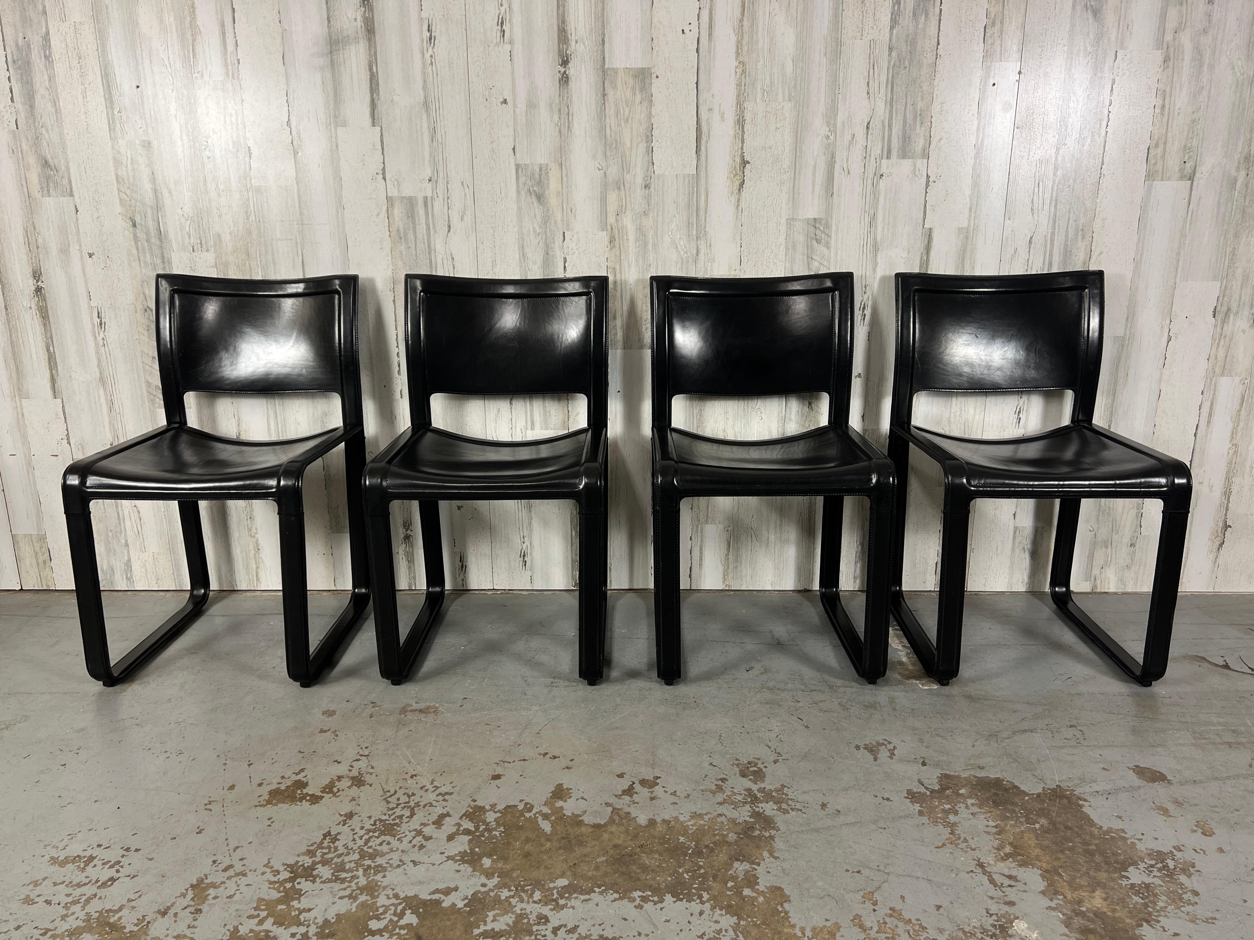 Postmoderne Chaise de salle à manger moderne Sistena en cuir noir de Tito Agnoli pour Matteo Grassi en vente