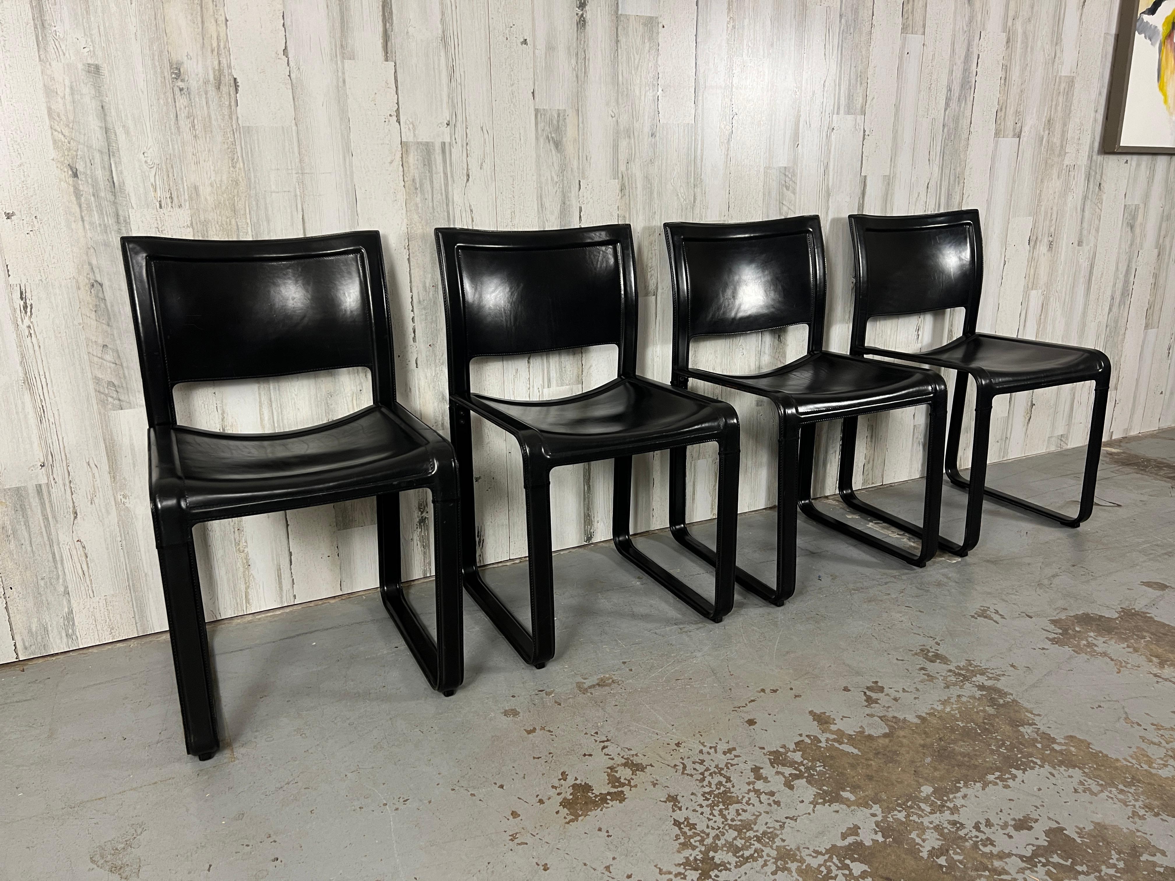 italien Chaise de salle à manger moderne Sistena en cuir noir de Tito Agnoli pour Matteo Grassi en vente