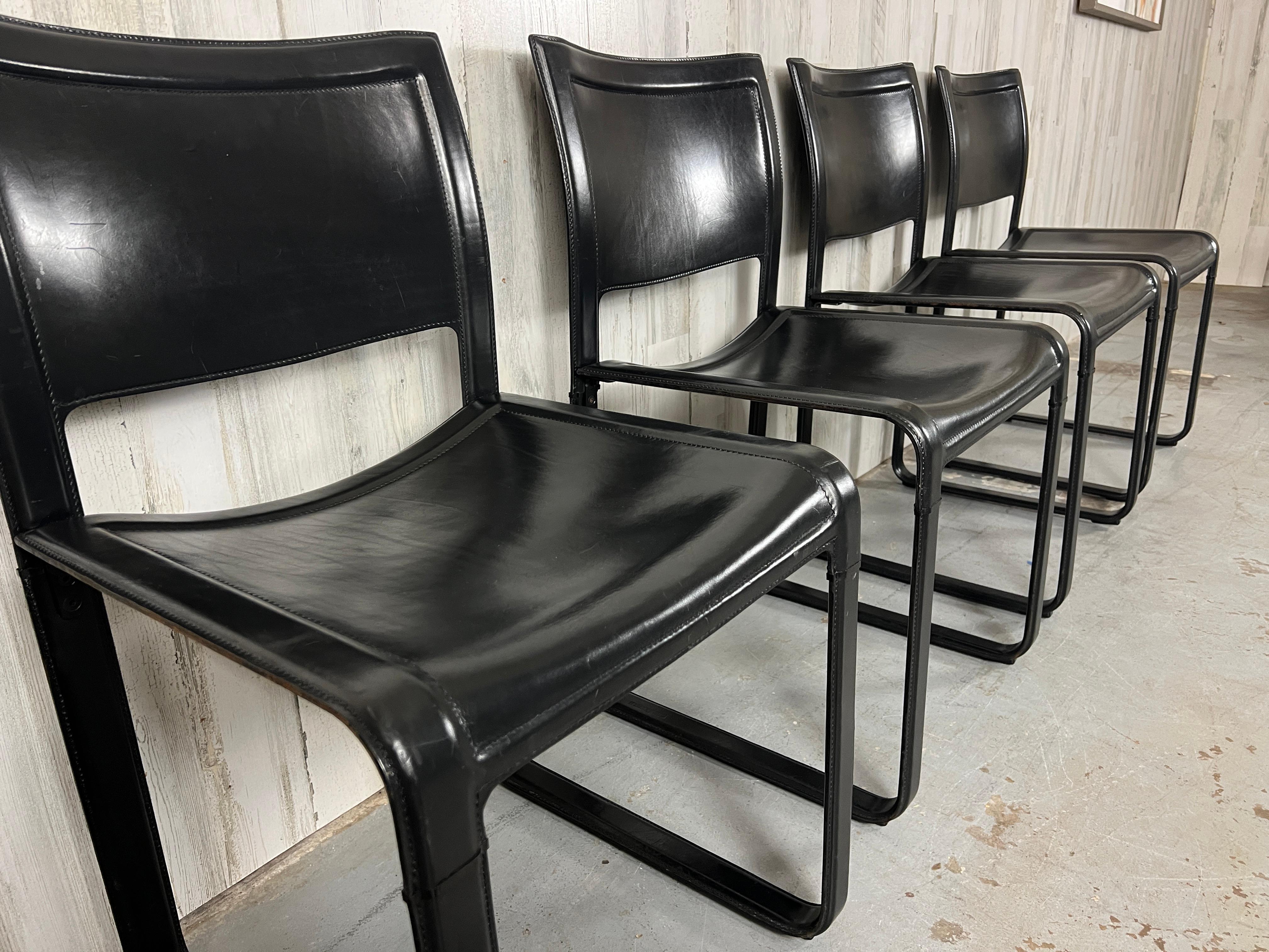 20ième siècle Chaise de salle à manger moderne Sistena en cuir noir de Tito Agnoli pour Matteo Grassi en vente