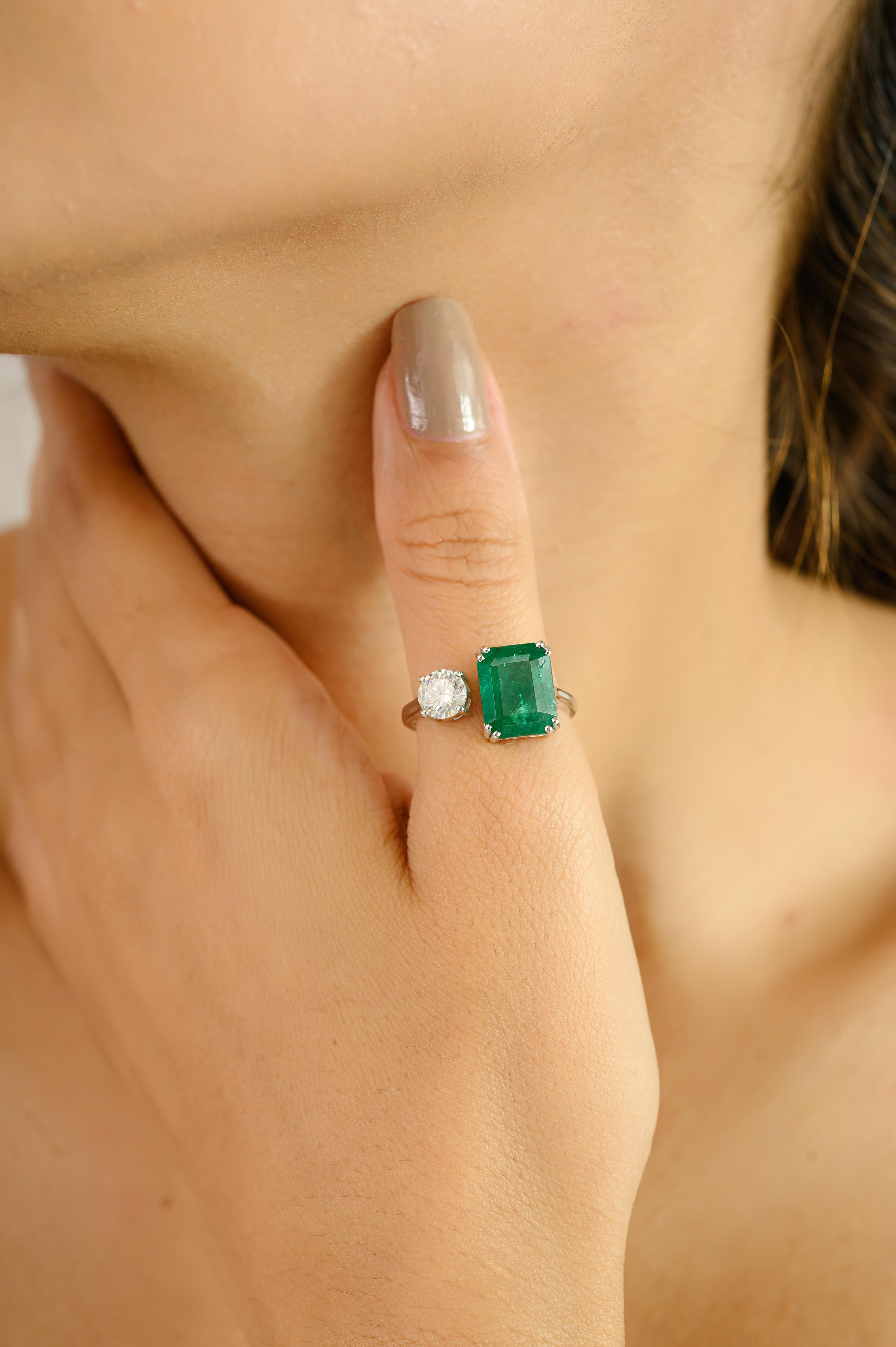 En vente :  Bague moderniste Toi et Moi en or blanc 14K avec émeraude octogonale et diamant 2