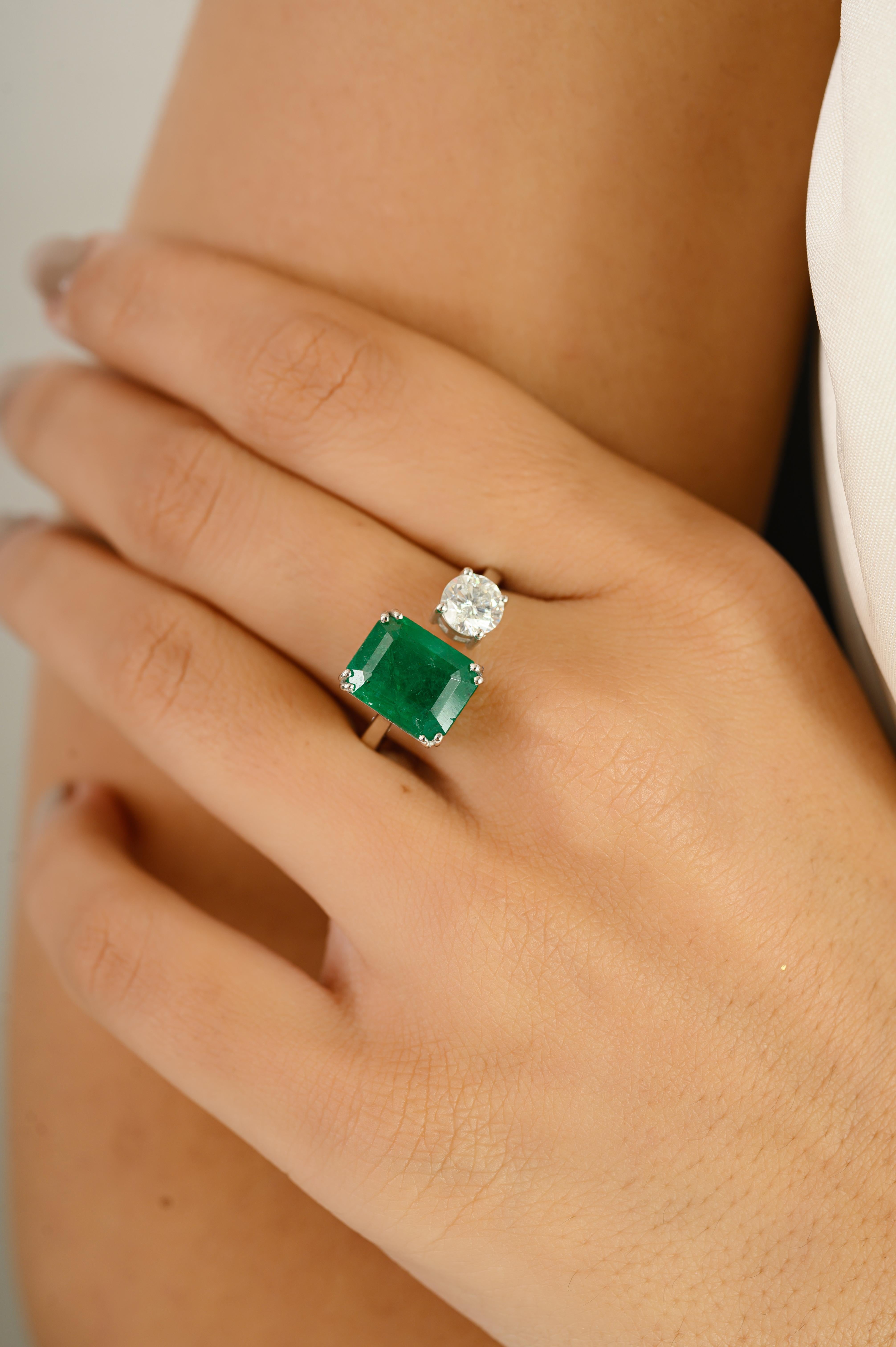 En vente :  Bague moderniste Toi et Moi en or blanc 14K avec émeraude octogonale et diamant 4