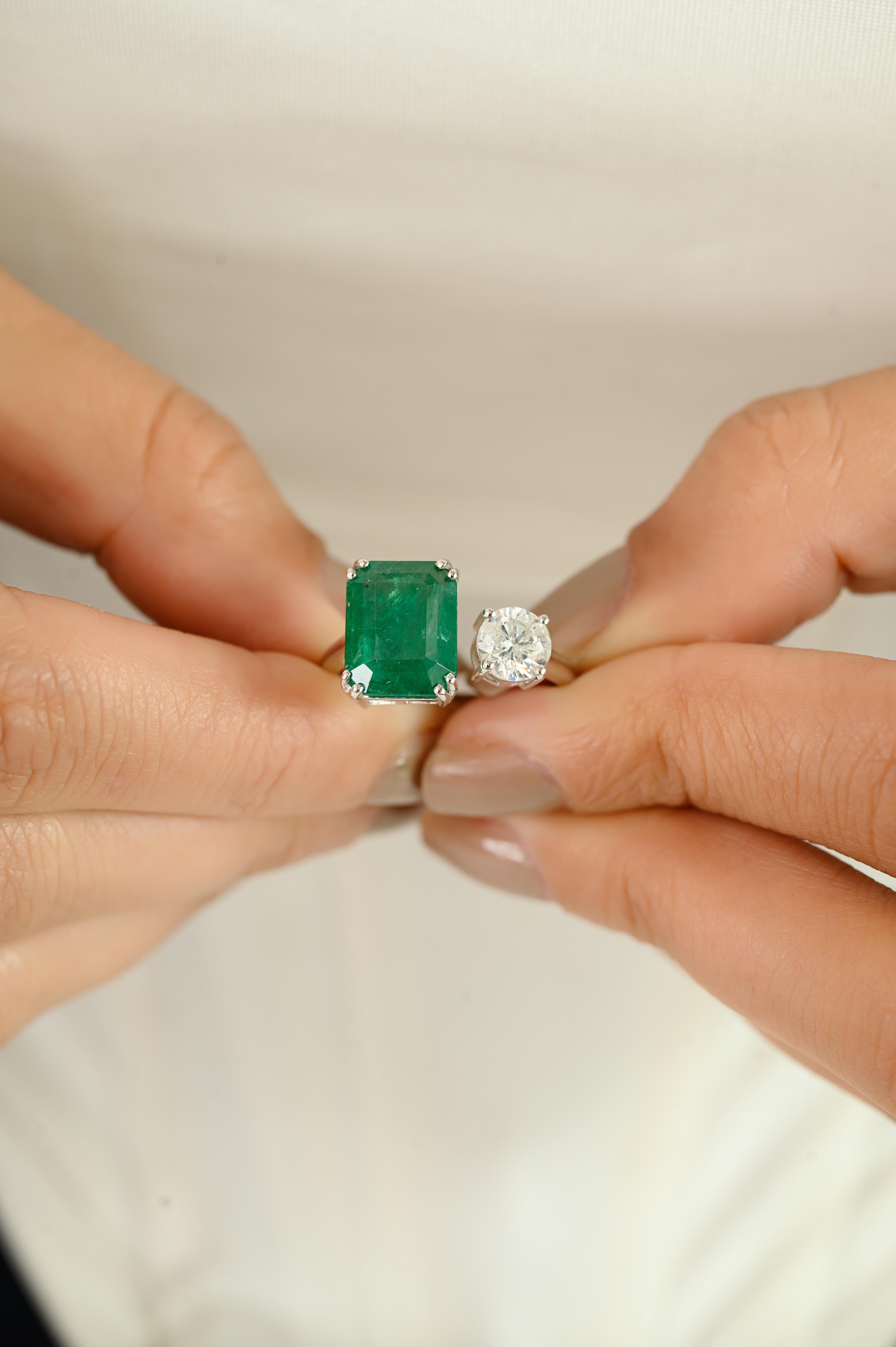 En vente :  Bague moderniste Toi et Moi en or blanc 14K avec émeraude octogonale et diamant 6