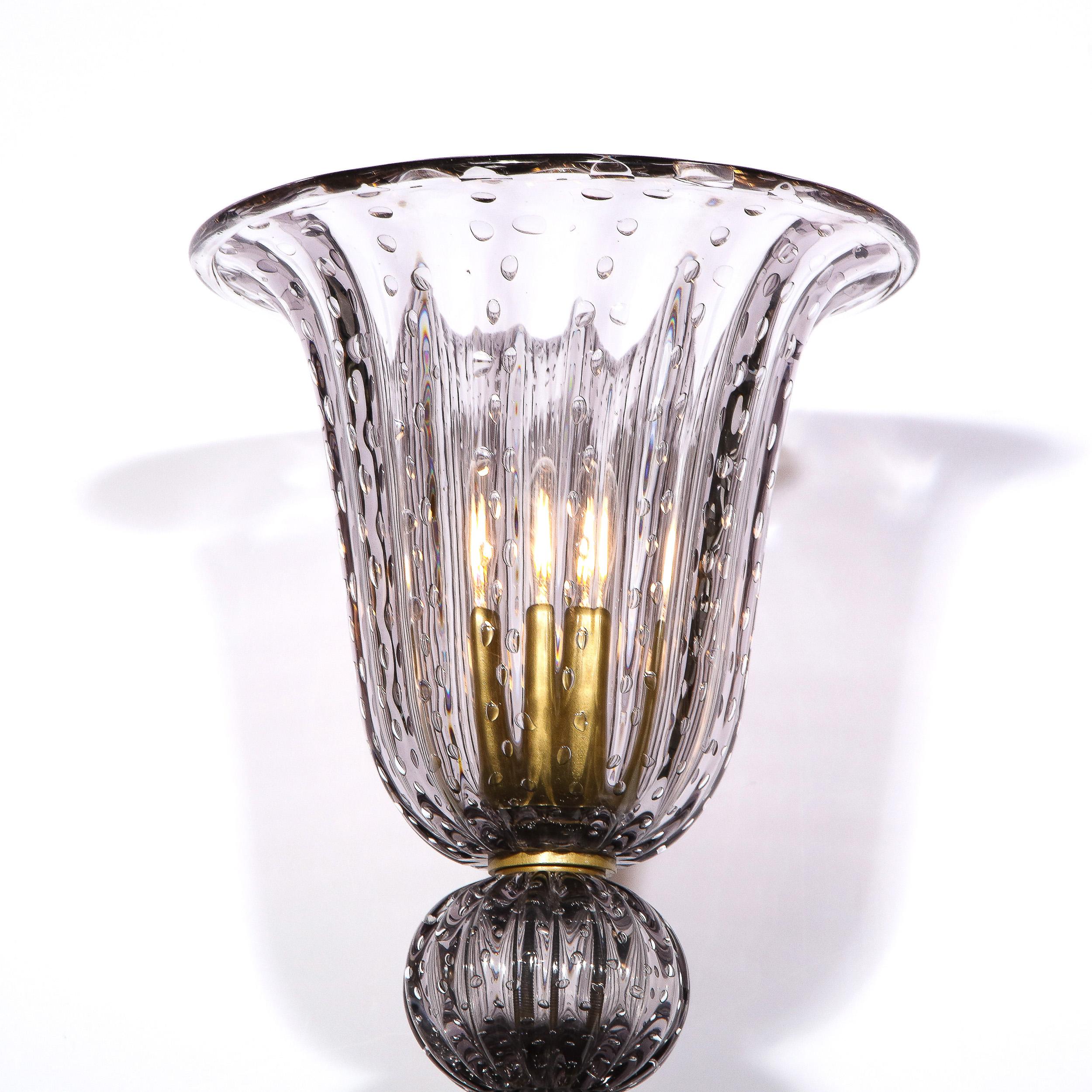 Cette étonnante torchère monumentale a été conçue par High Style Deco et soufflée à la main à Murano, en Italie - l'île située au large de Venise, réputée pour sa production de verre de qualité supérieure. La torchère se caractérise par une base
