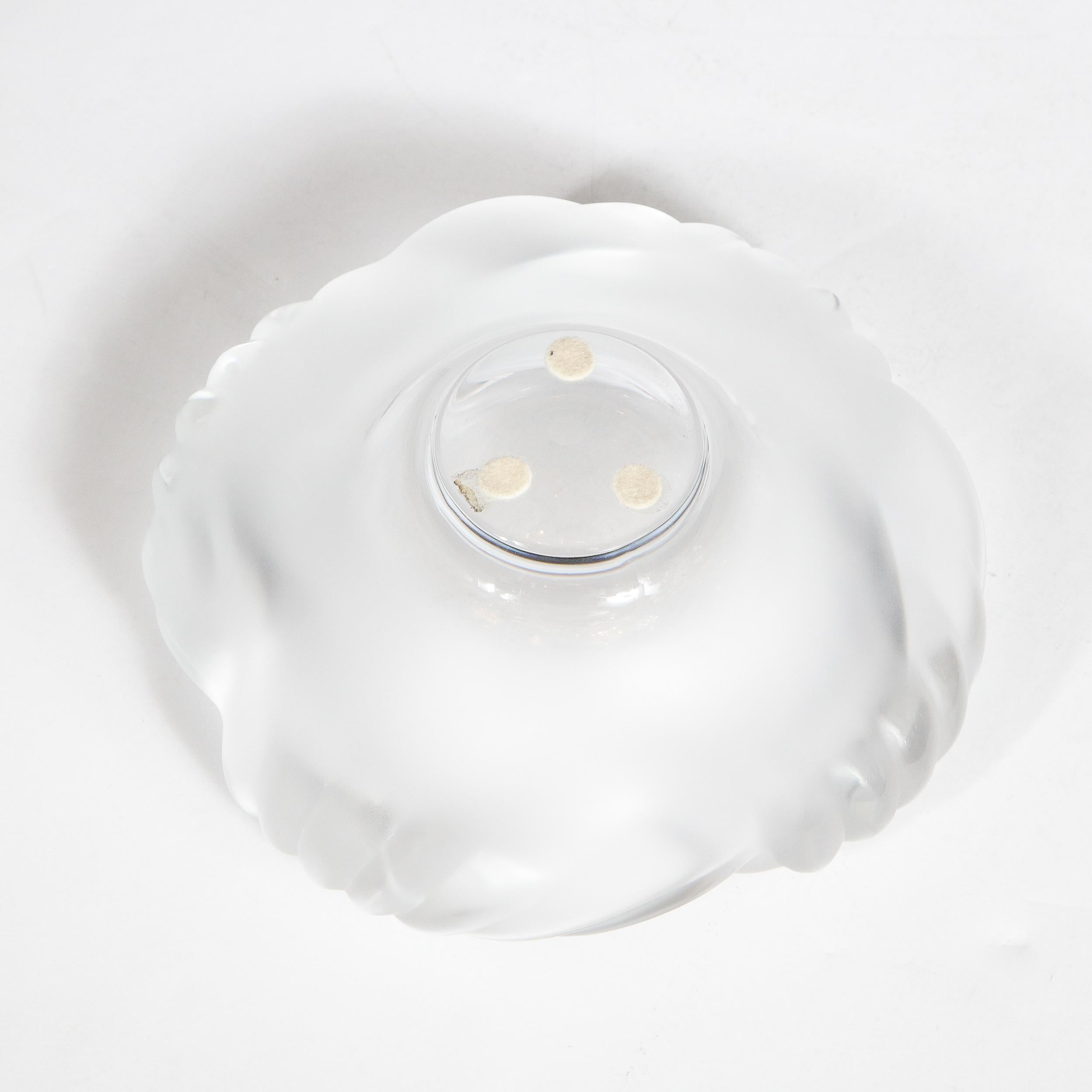 Bol en cristal cannelé translucide et givré moderniste signé Lalique en vente 4