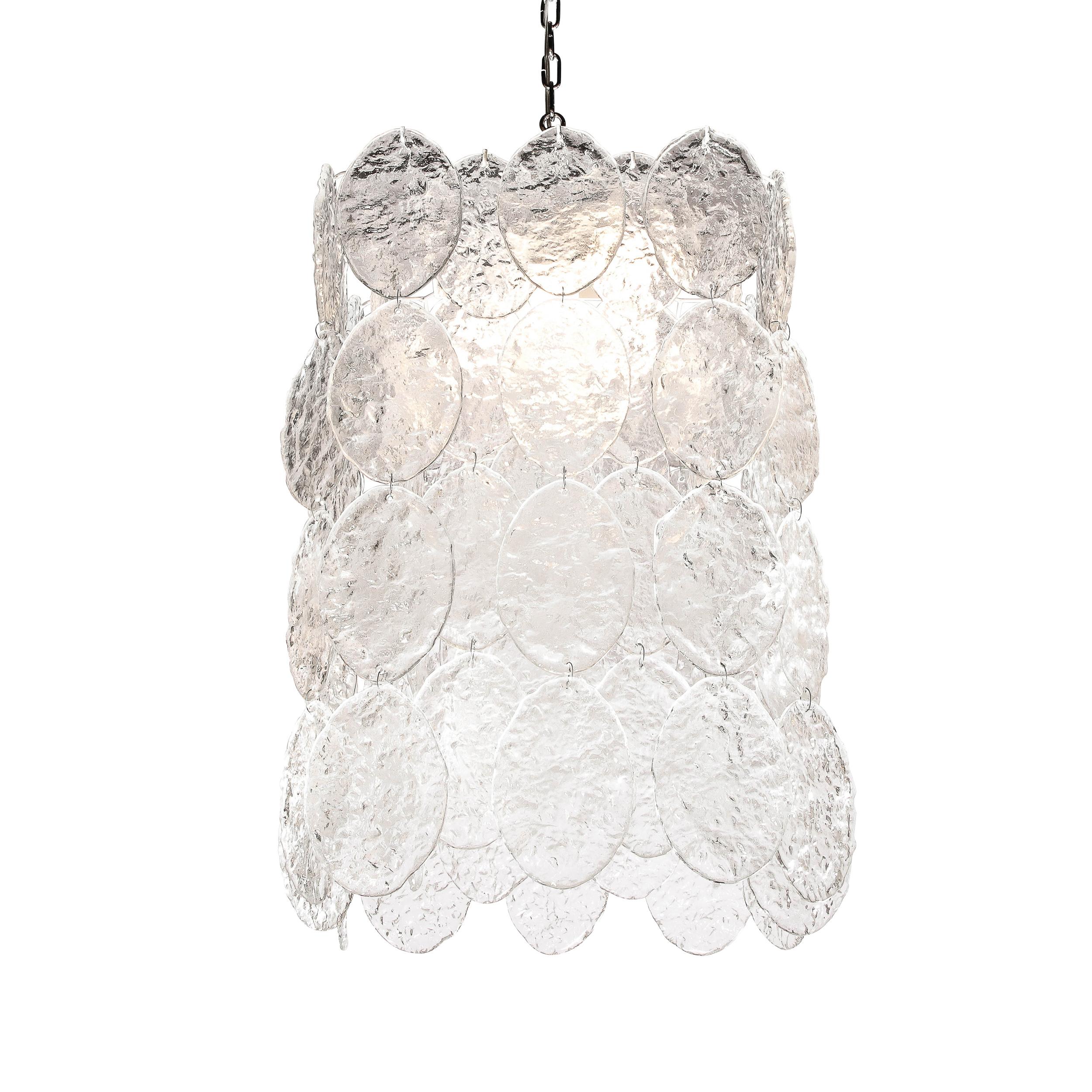 Ce lustre moderniste sophistiqué a été réalisé à Murano, en Italie - l'île située au large de la côte de Venise et réputée depuis des siècles pour sa production de verre de qualité supérieure - vers l'an 2000. Elle présente une forme rectangulaire