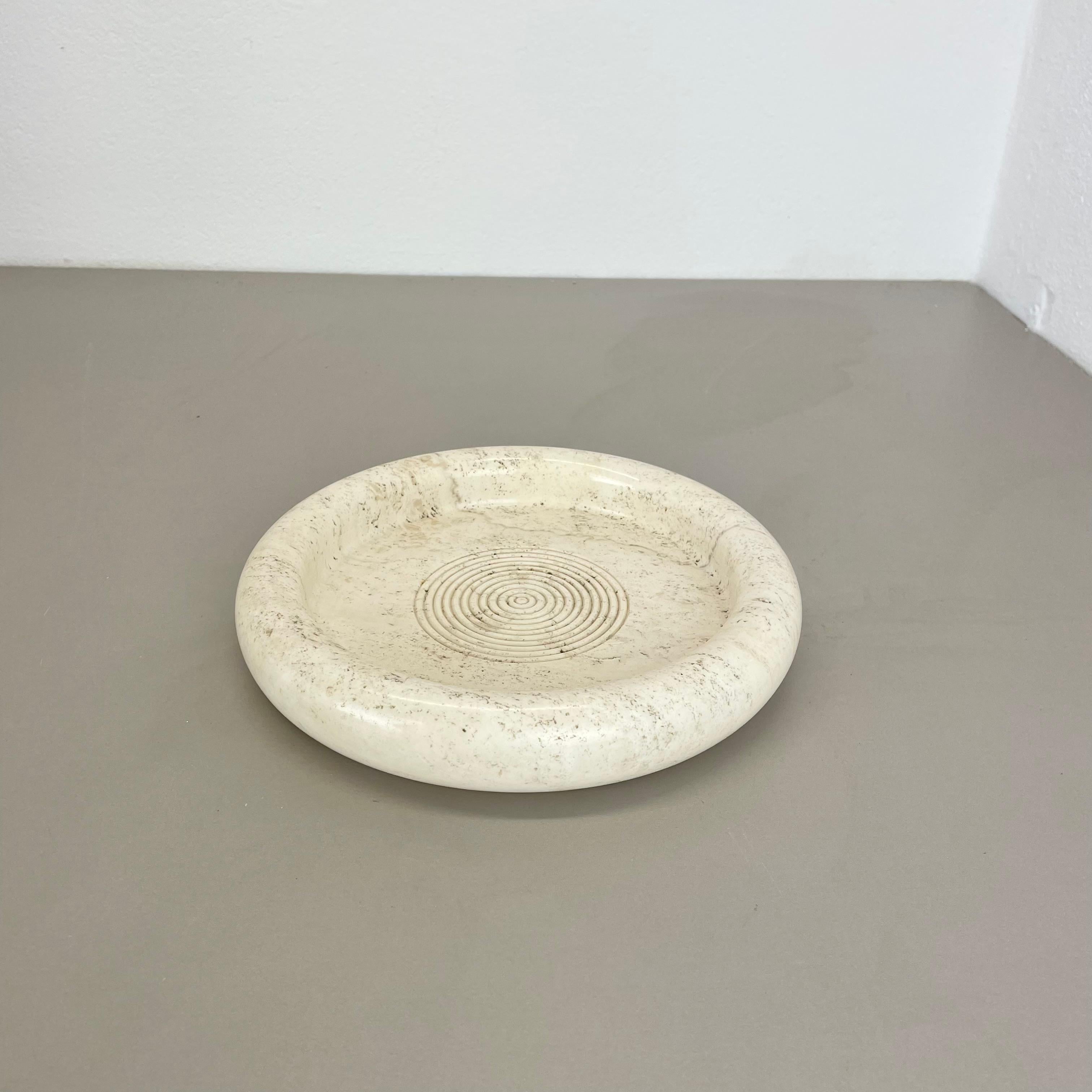 Article:

Travertine plate object


Designer:

Fratelli Manelli attrib.


Decade:

1970s


This original vintage plate object was designed and produced by Fratelli Manelli attrib. in Italy in the 1970s. this element is made of solid travertine