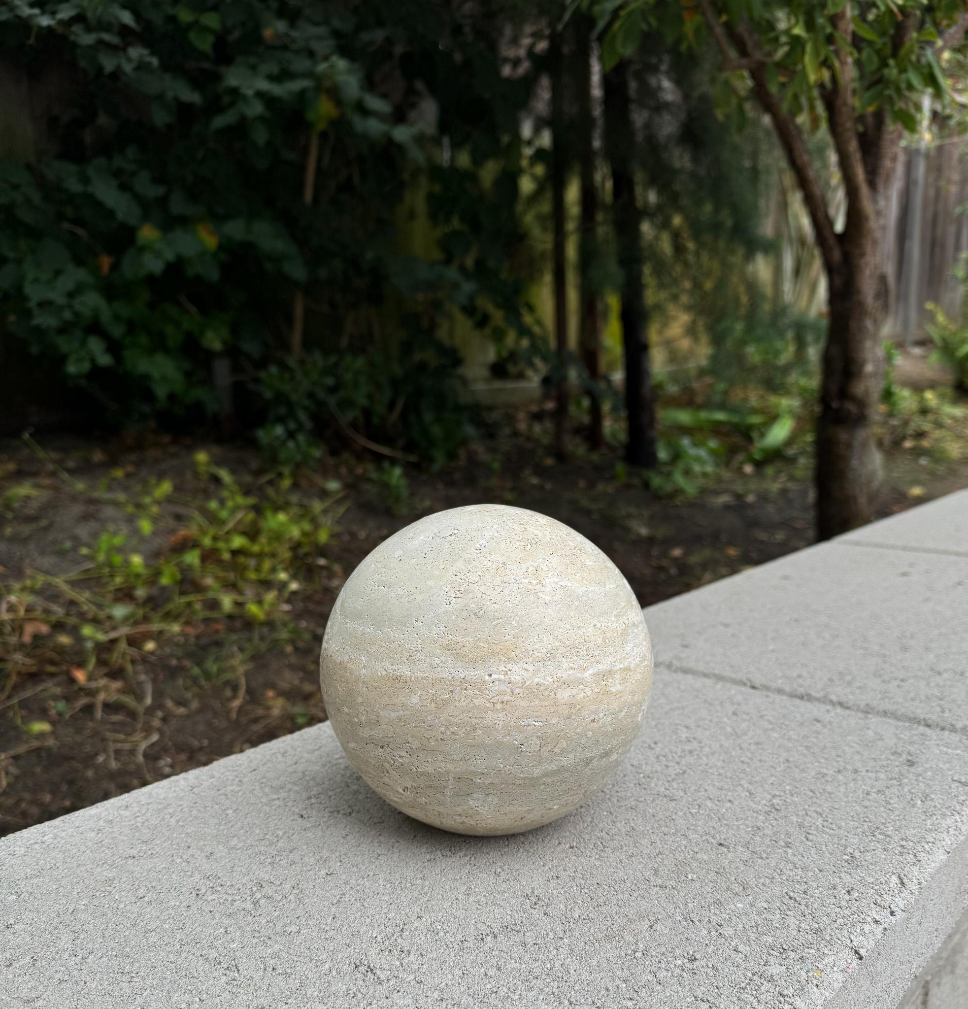 Sculpture sphérique en travertin, années 1980. 