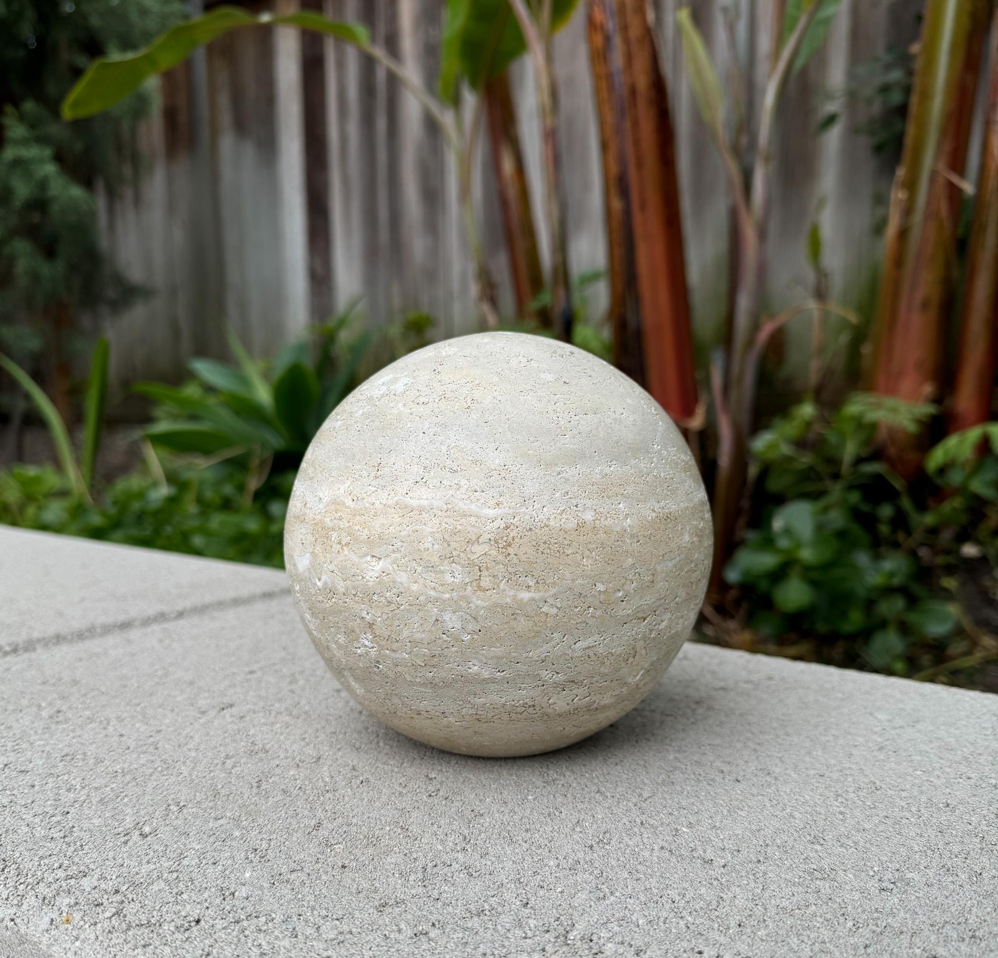 Postmoderne Sculpture sphérique moderniste en travertin, années 1980 en vente