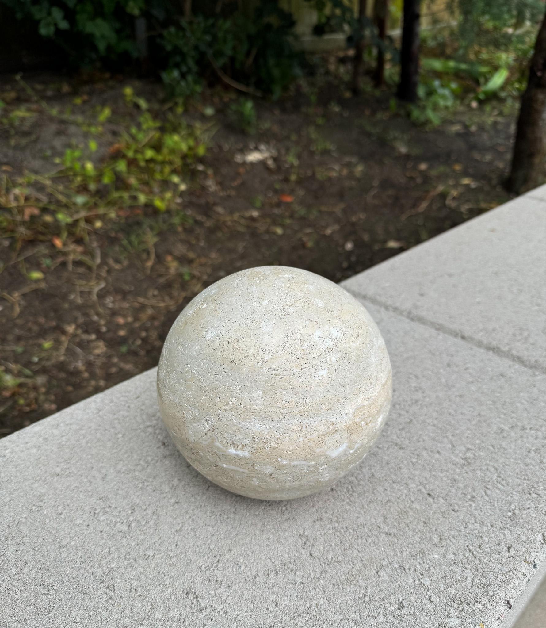 Inconnu Sculpture sphérique moderniste en travertin, années 1980 en vente