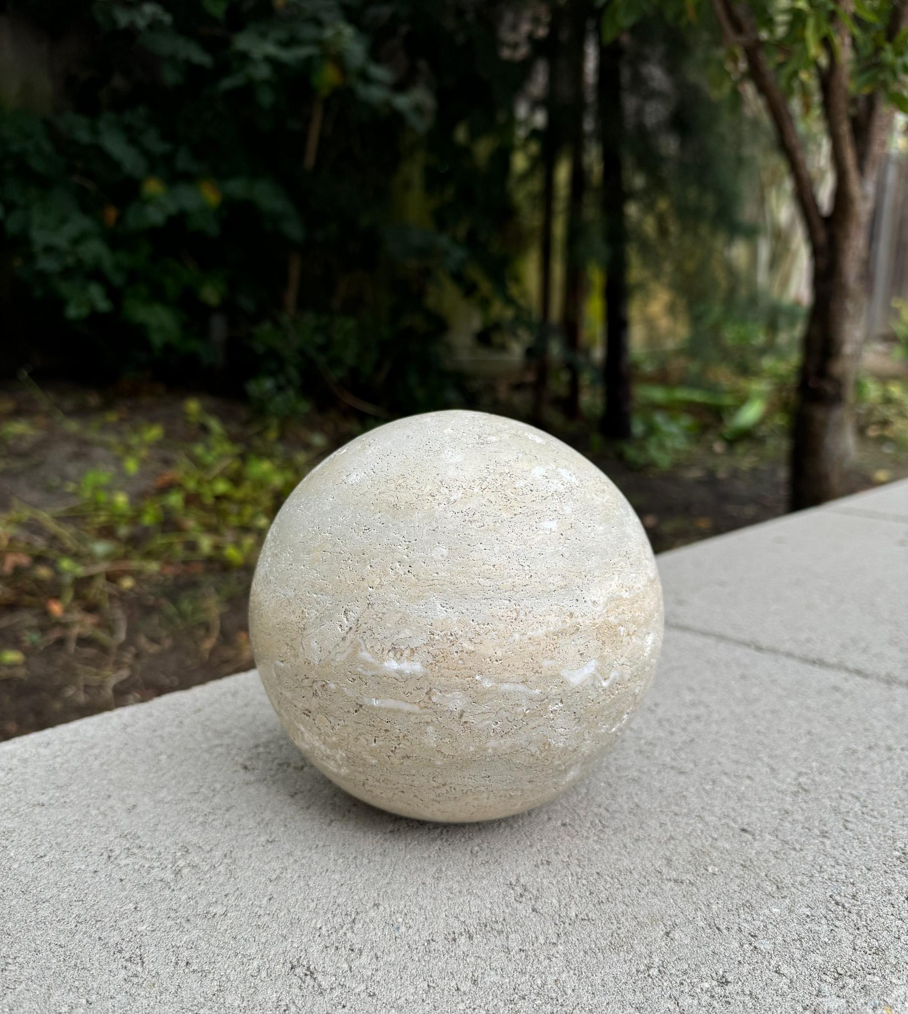 Sculpture sphérique moderniste en travertin, années 1980 Bon état - En vente à San Juan Capistrano, CA