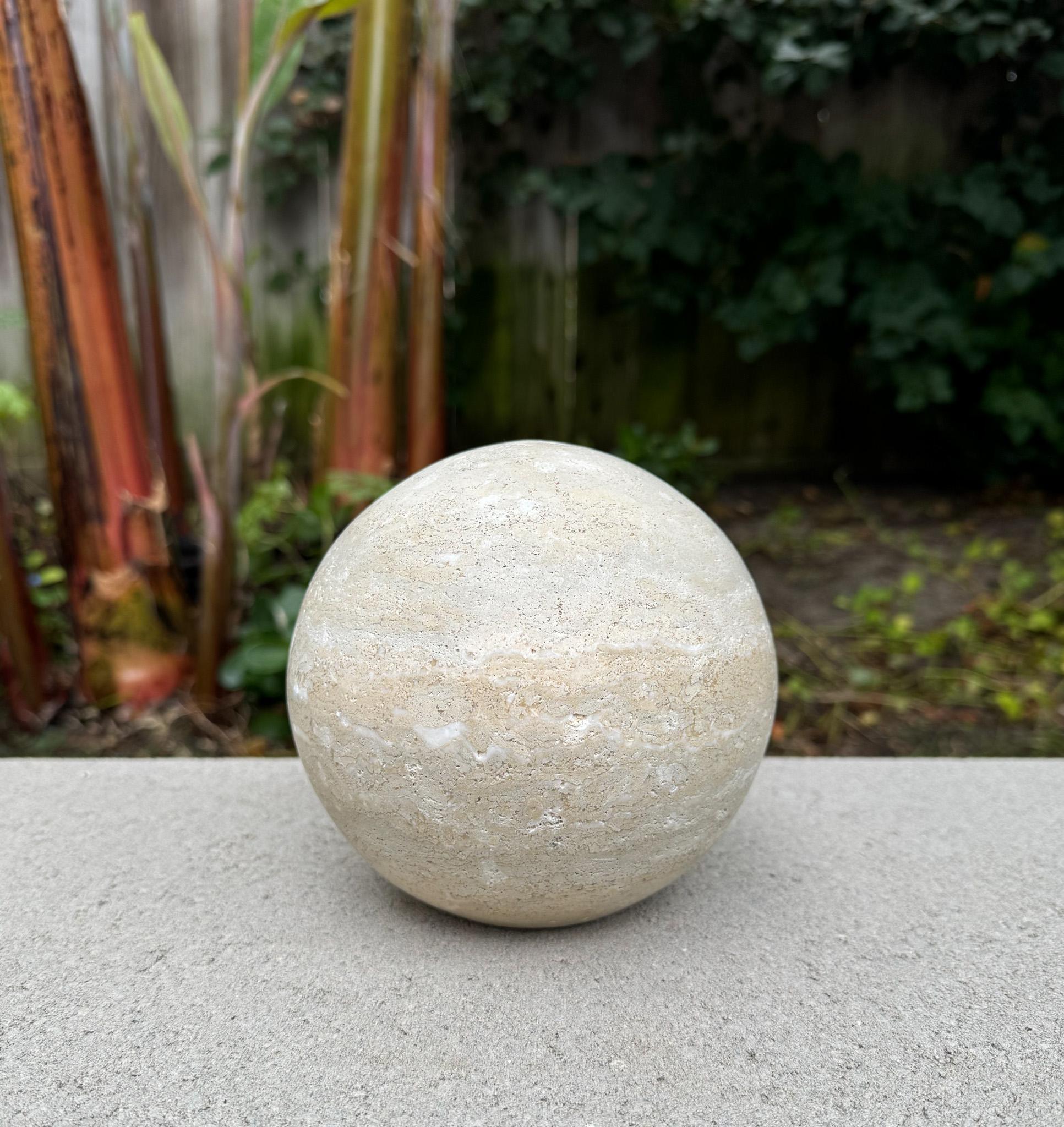20ième siècle Sculpture sphérique moderniste en travertin, années 1980 en vente