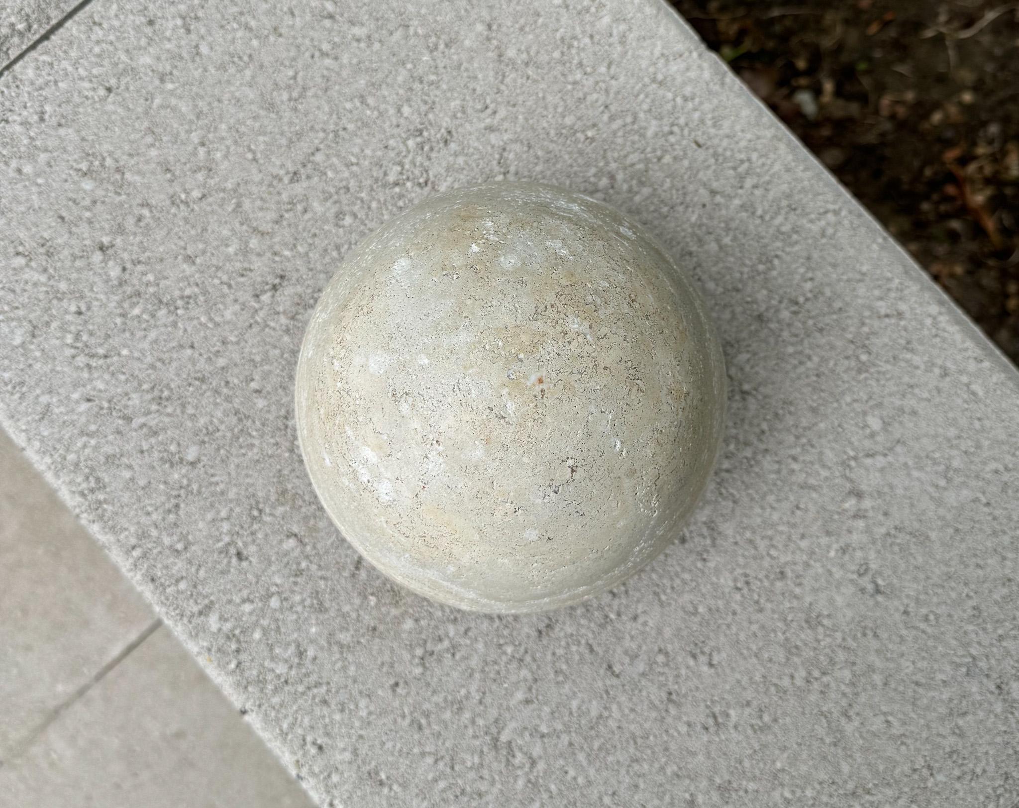 Pierre Sculpture sphérique moderniste en travertin, années 1980 en vente
