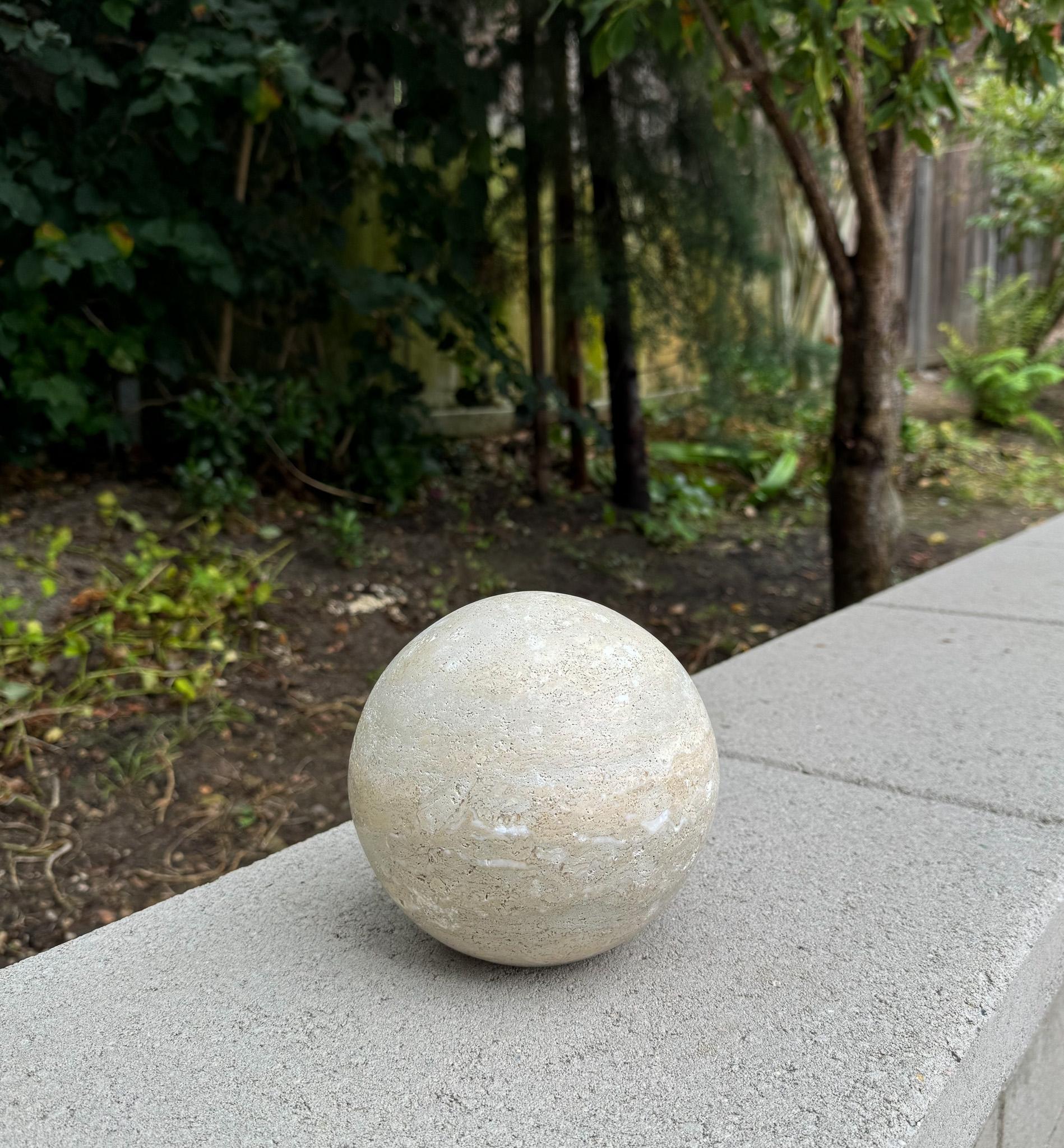 Sculpture sphérique moderniste en travertin, années 1980 en vente 1