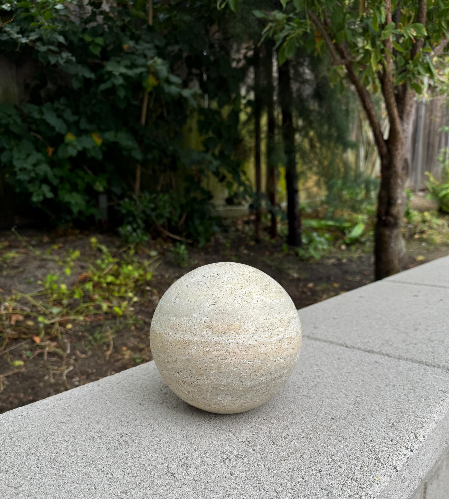 Sculpture sphérique moderniste en travertin, années 1980 en vente 2