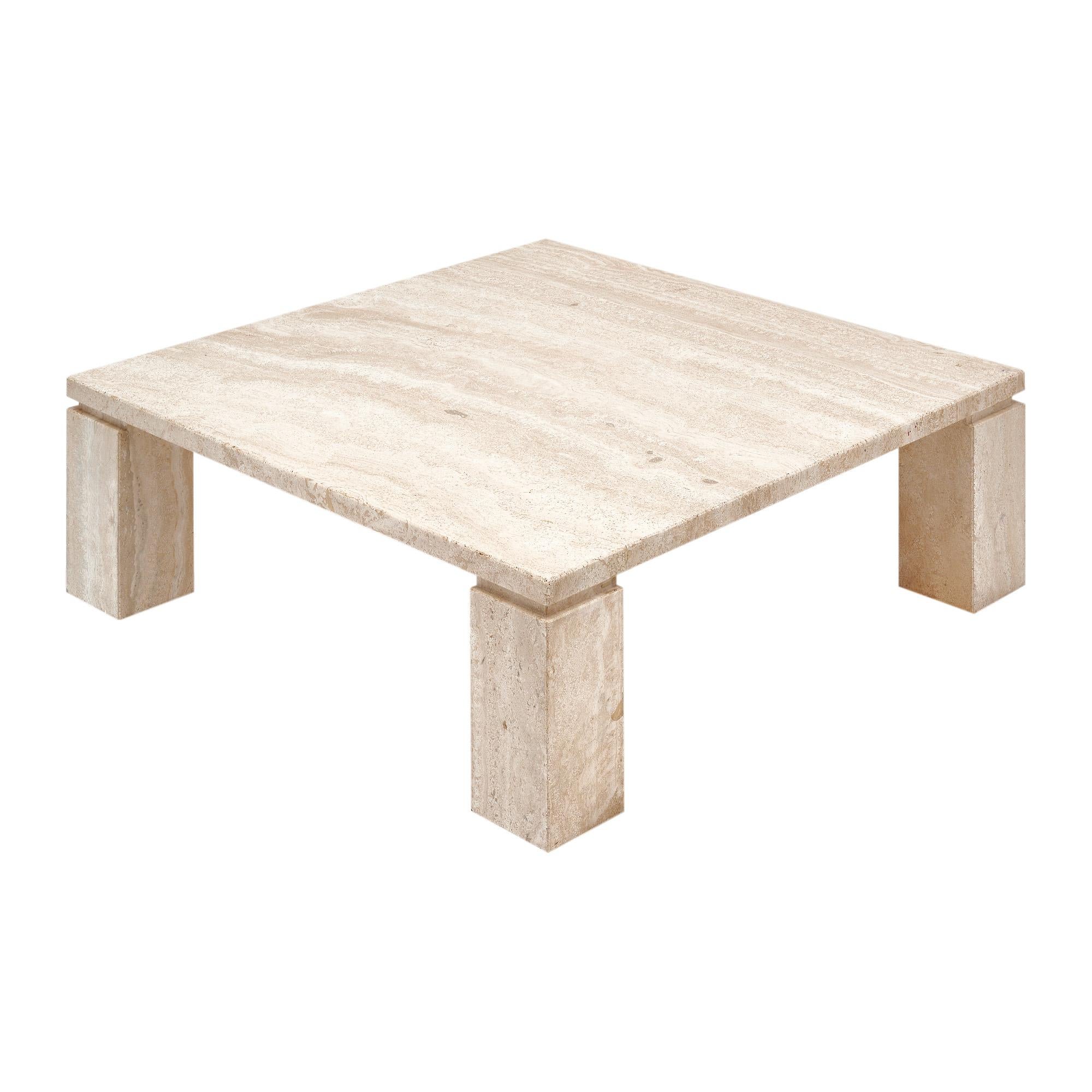 Couchtisch aus Frankreich, vollständig aus Travertinstein gefertigt. Dieses modernistische Design zeichnet sich durch eine große quadratische Fläche aus, die von vier quadratischen Beinen getragen wird - alle aus cremefarbenem Travertinstein. Wir
