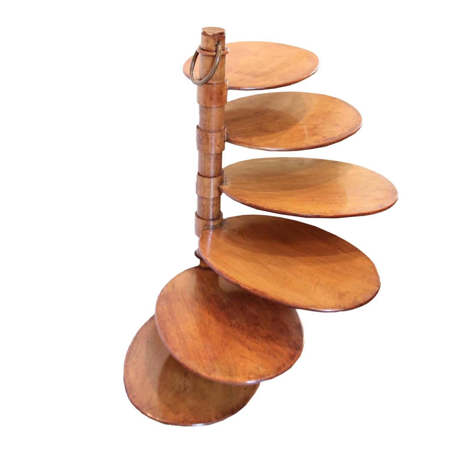 Probably the only piece of furniture with a modular structure designed by Portaluppi: the tray holder is made of six cylindrical elements that turn on a central elliptic linchpin. Also called “i petali” (the petals) for the look it has, the tray