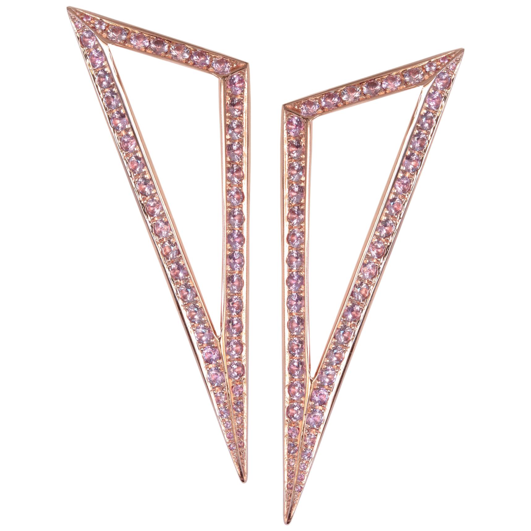 Ralph Masri Boucles d'oreilles modernistes en saphir rose triangulaire en vente