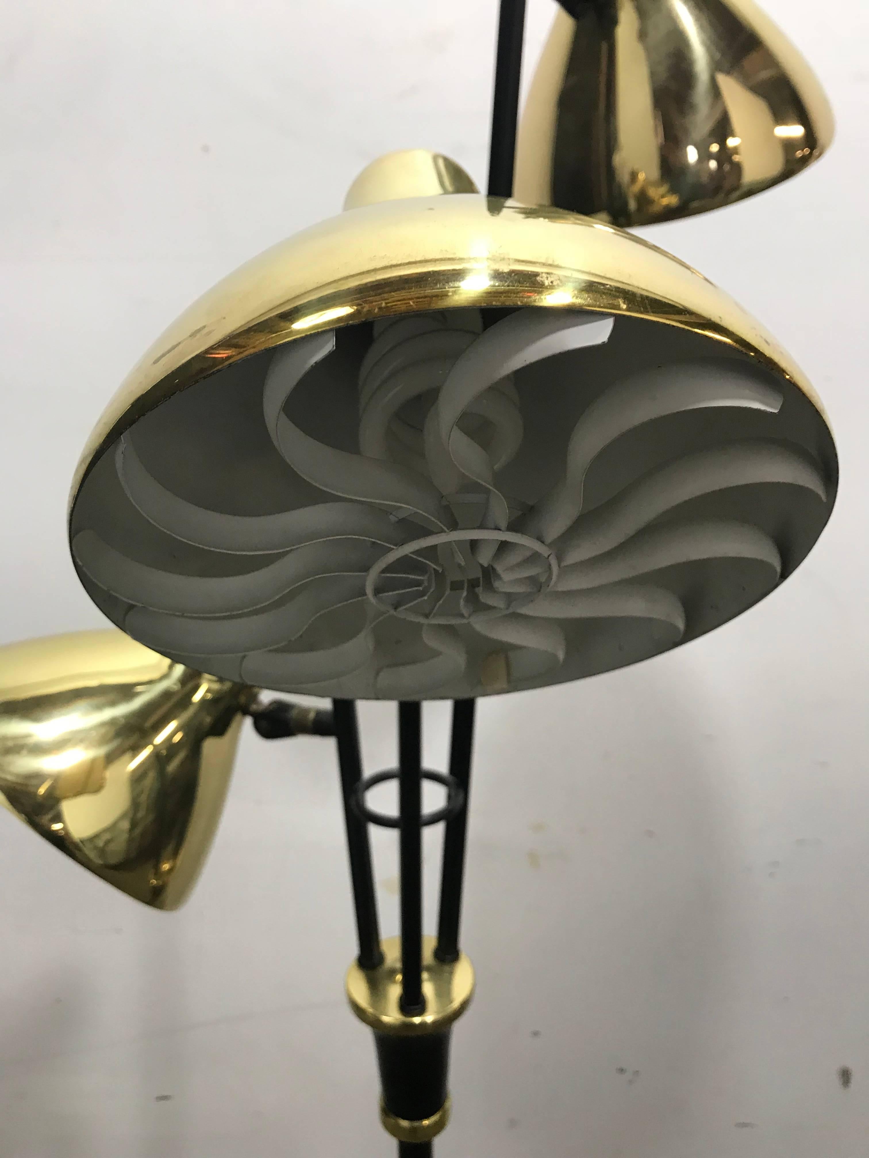 Schöne und sehr gut gemachte Stehleuchte mit drei Schirmen, entworfen von Gerald Thurston für Lightolier. Die Lampenschirme sind aus Messing und schwarz lackiertem Metall gefertigt, und jeder Schirm hat noch seinen originalen, gewirbelten